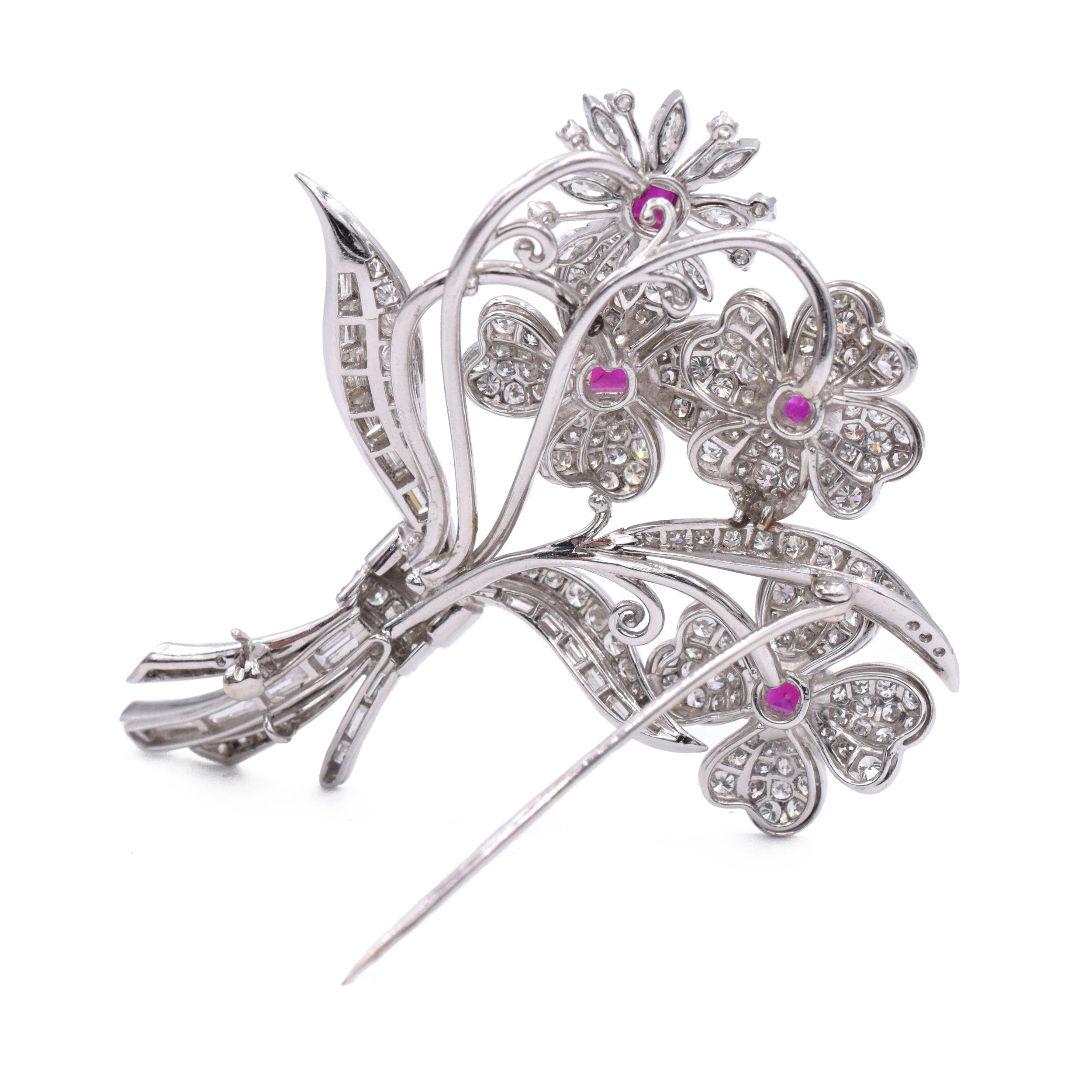 Broche en diamant, rubis et platine La broche florale est ornée de diamants pleine taille d'un poids total de
d'environ 2,95 carats, rehaussé par des diamants de taille baguette.
diamants pesant au total environ 1,35 carat, accentués par des