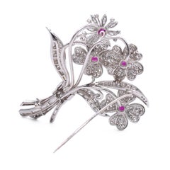 Spilla di diamanti, rubini e platino