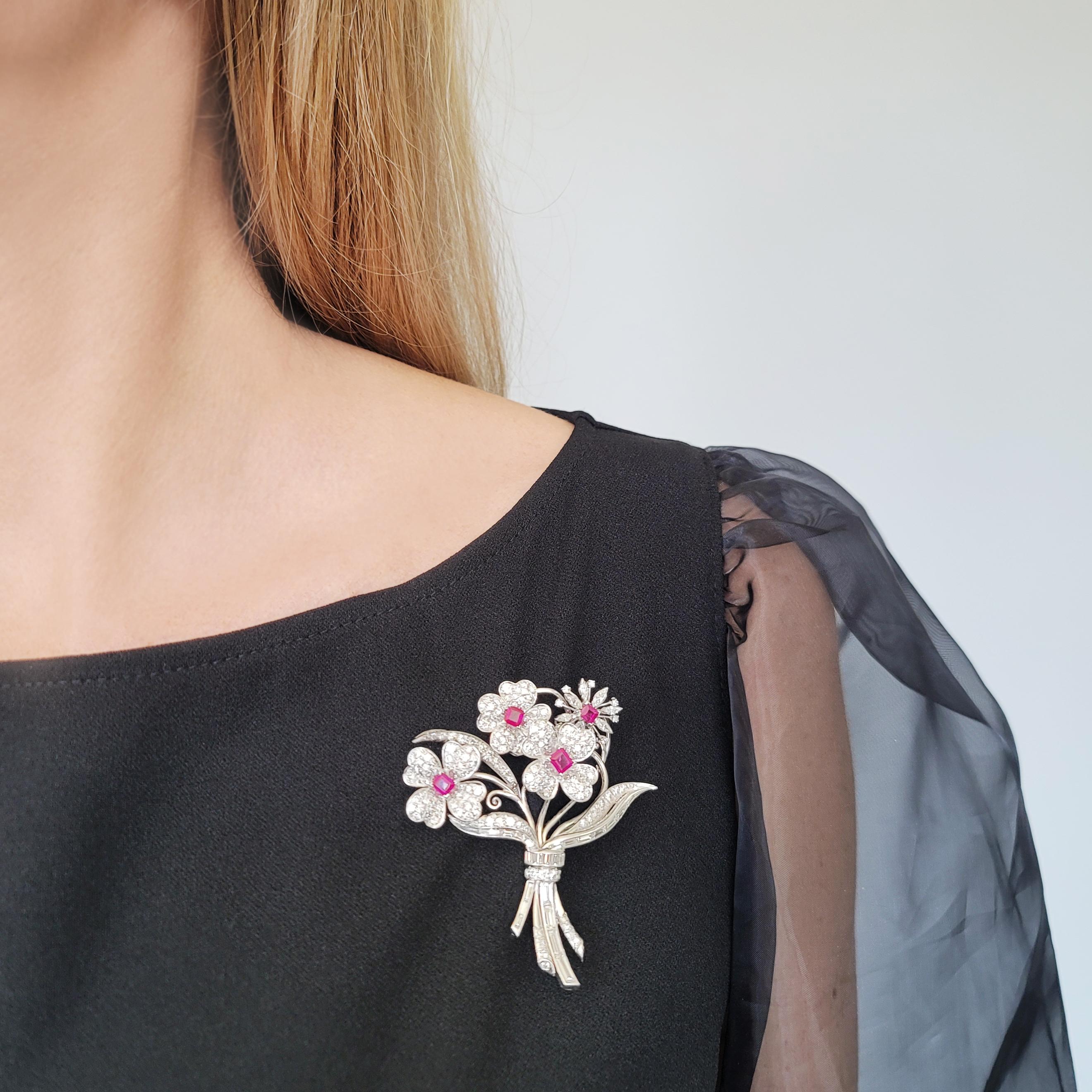 Taille ronde Broche en diamant, rubis et platine en vente