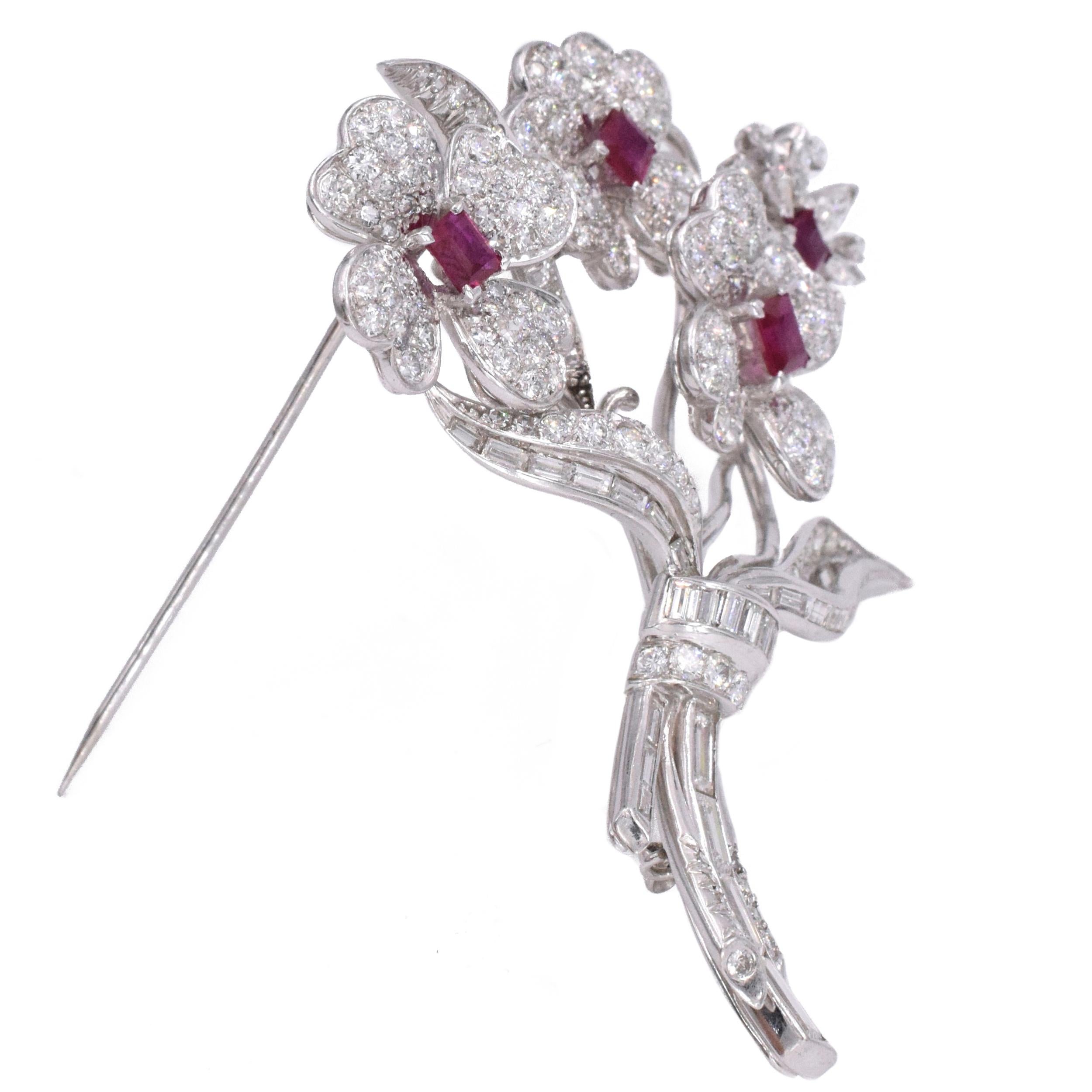 Broche en diamant, rubis et platine Unisexe en vente