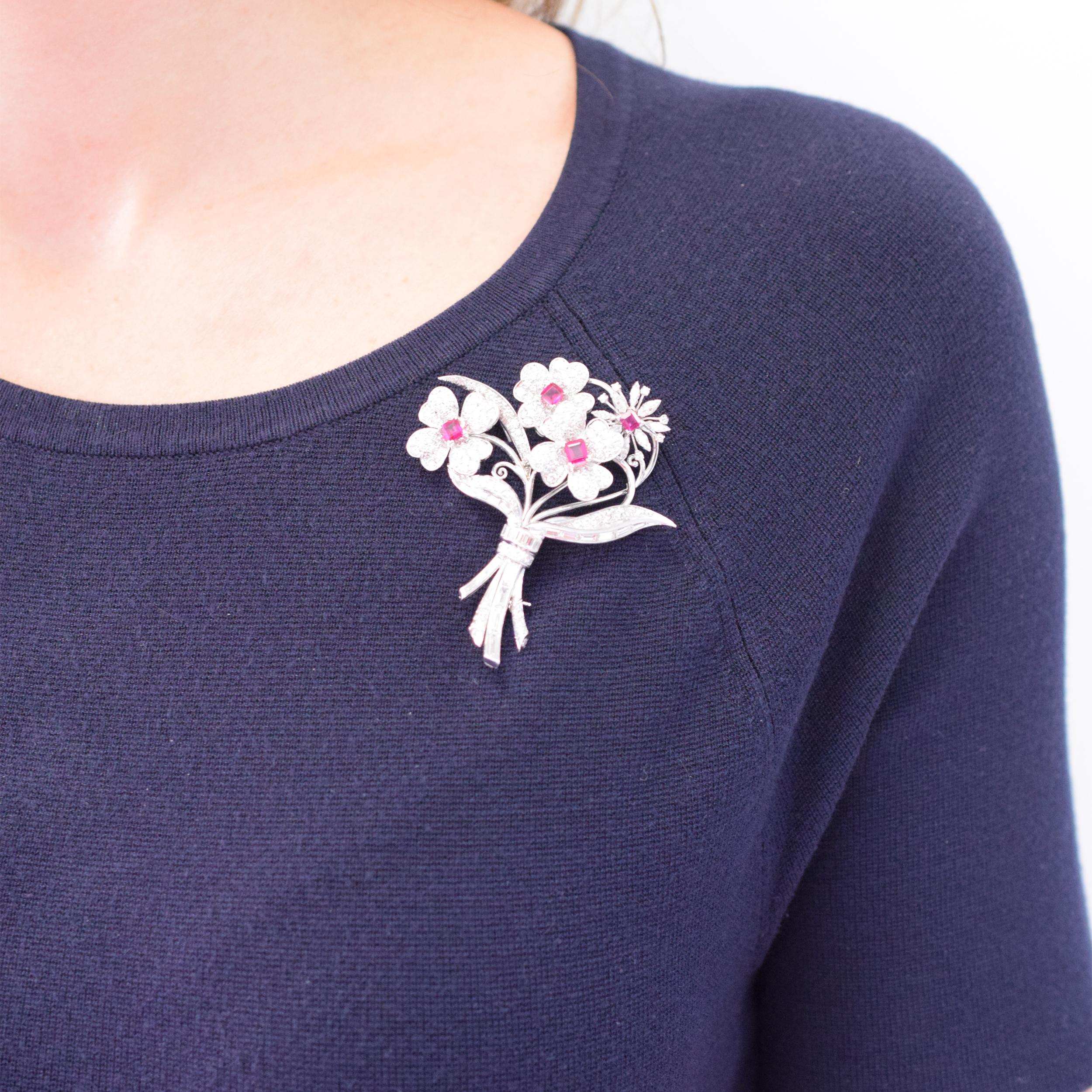 Broche en diamant, rubis et platine en vente 2