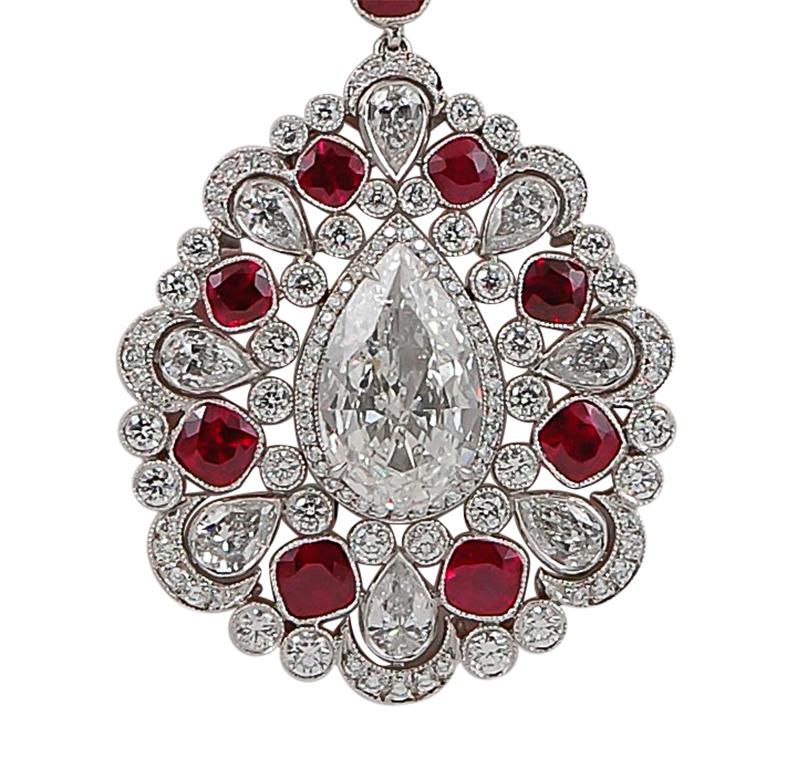 A modern long necklace, set with round brilliant-cut and pear shaped diamond and ruby, mounted in platinum.
 
ruby weighing approx. 18.14 cts.
diamond weighing approx. 15.58 cts.
Pear shapes diamond weighing approx. 4.04cts.