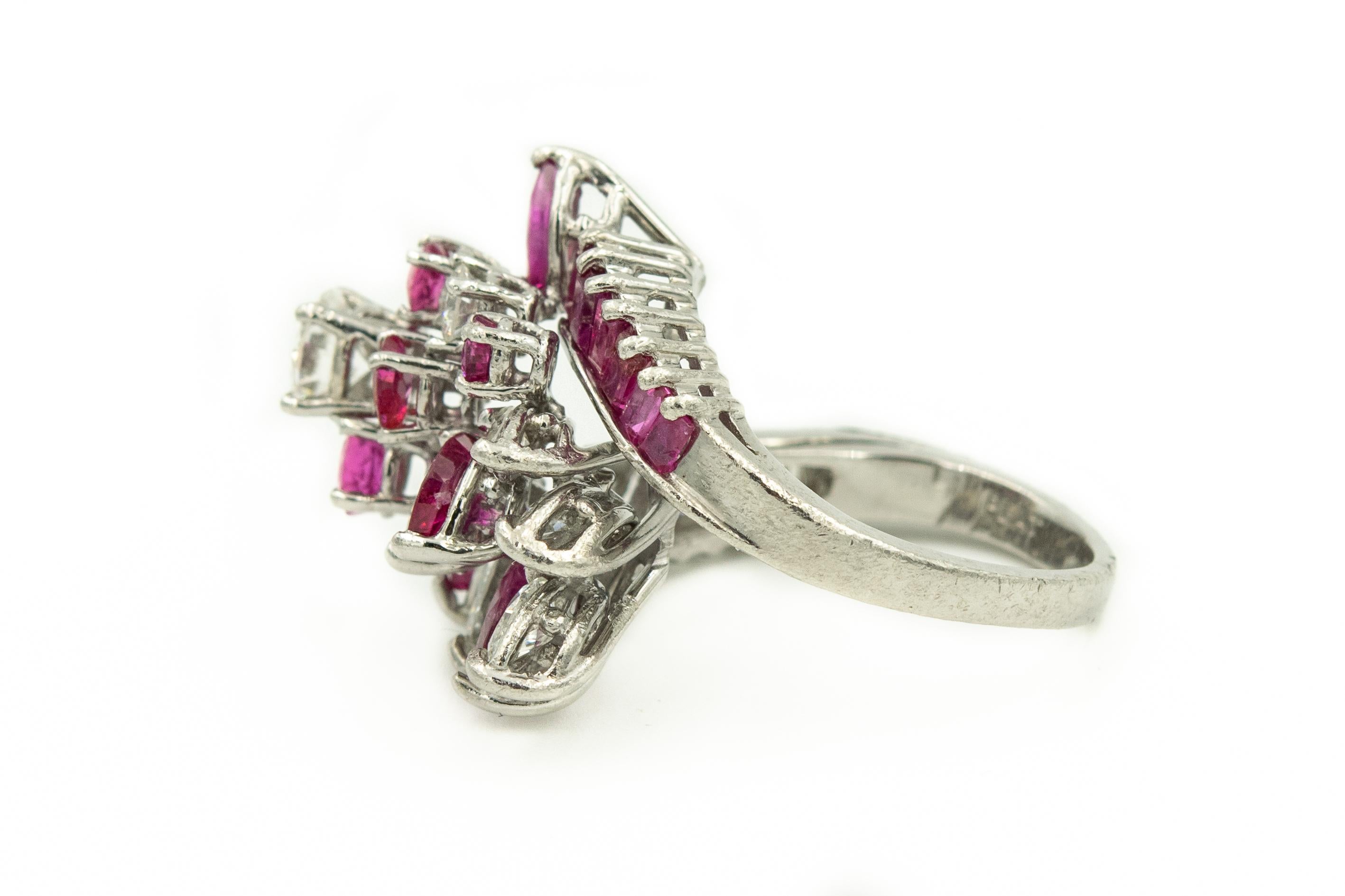 Diamant Rubin Platin Starburst Comet Bypass Cluster Cocktail-Ring (Rundschliff) im Angebot