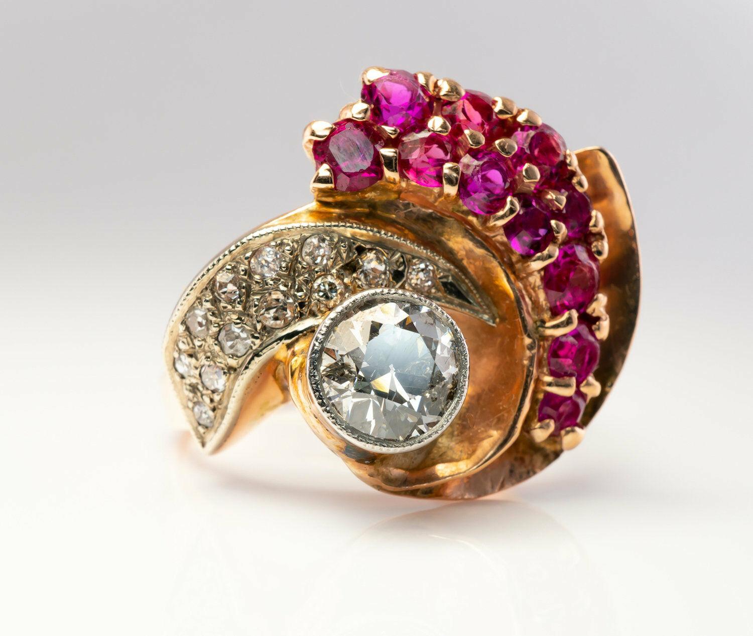 Bague Diamant Rubis Or Rose 14K Spiral Cocktail Retro Old Mine cut

Cette bague vintage datant des années 1940 est finement fabriquée en or rose 14 carats massif (estampillé et soigneusement garanti). 
Le chaton central en or blanc serti d'un
