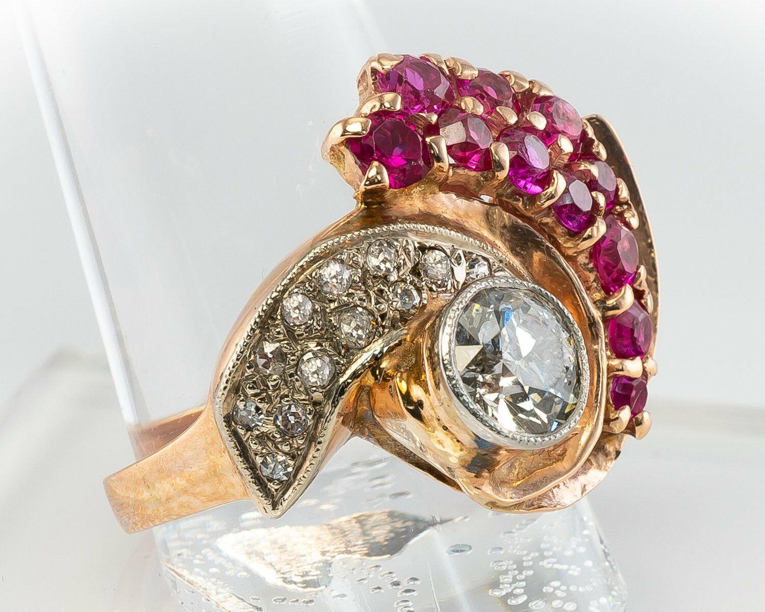 Art déco Bague cocktail rétro en or rose 14 carats avec diamants et rubis en forme de spirale, taille vieille mine en vente