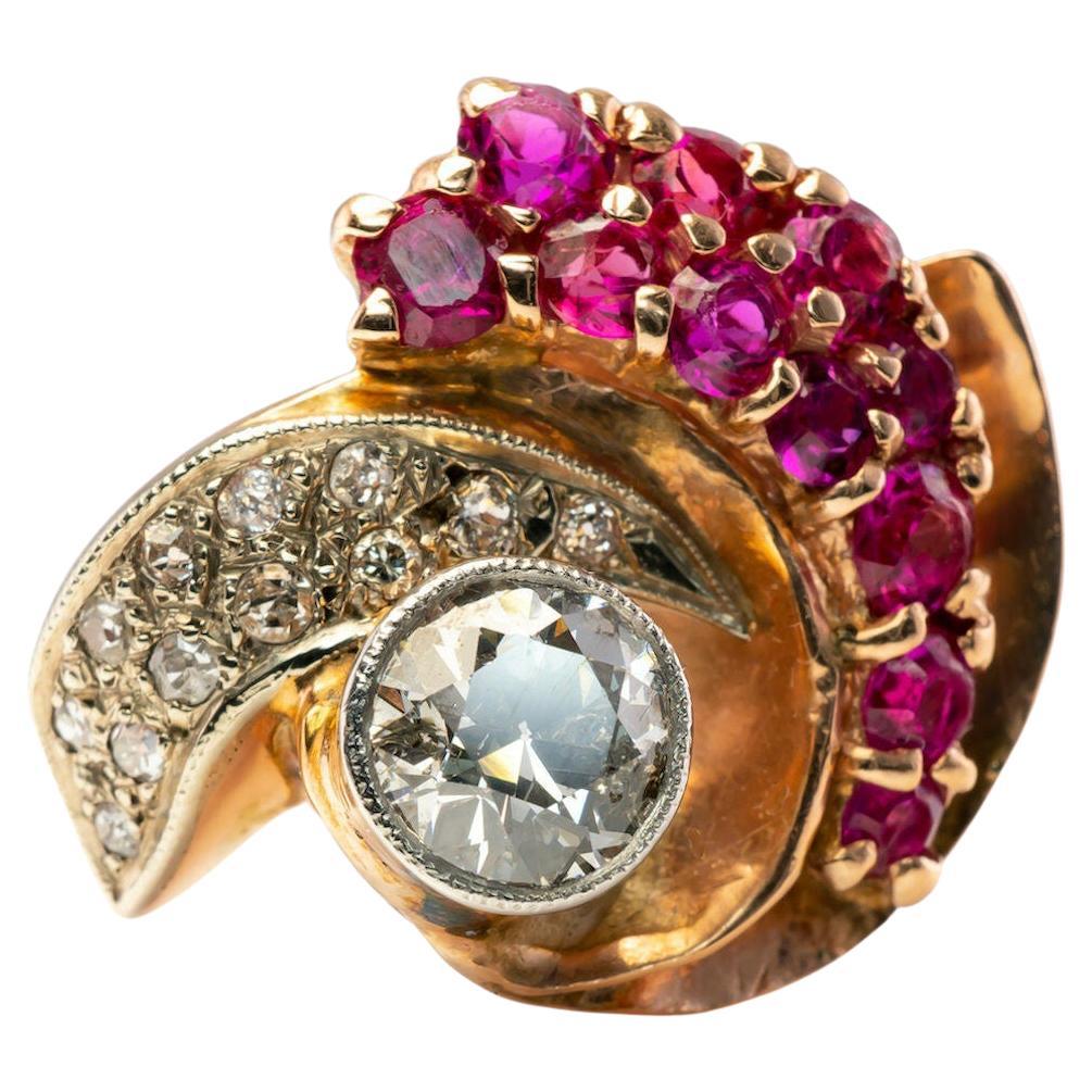 Bague cocktail rétro en or rose 14 carats avec diamants et rubis en forme de spirale, taille vieille mine en vente