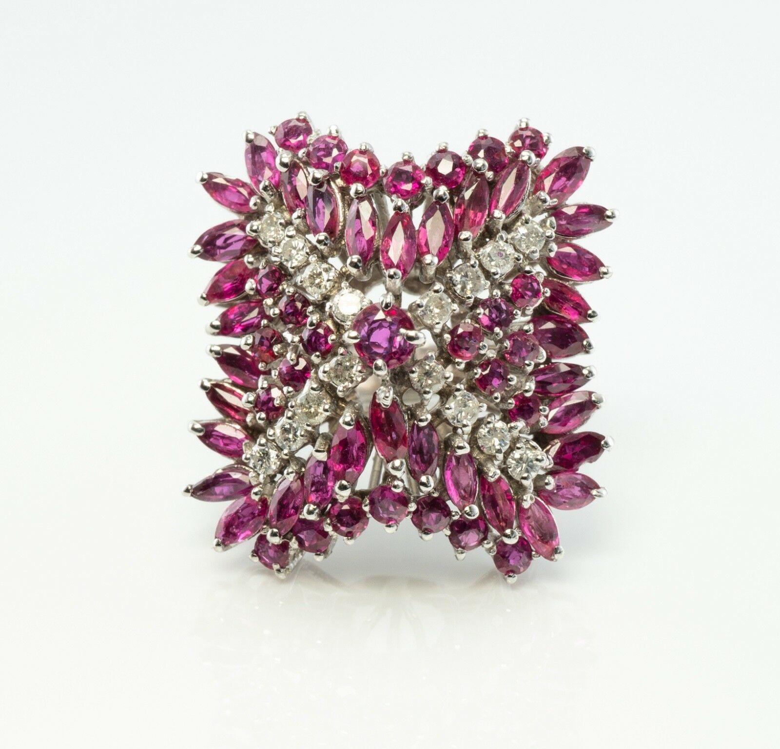 Diamant-Rubin-Ring 14K Weißgold Vintage By Cocktail

Dieser wunderbare Vintage-Ring ist aus massivem 14-karätigem Weißgold gefertigt. 
Die echten, in der Erde abgebauten Rubine in diesem Ring sind erstaunlich! 
Es gibt 14 rund geschliffene Rubine