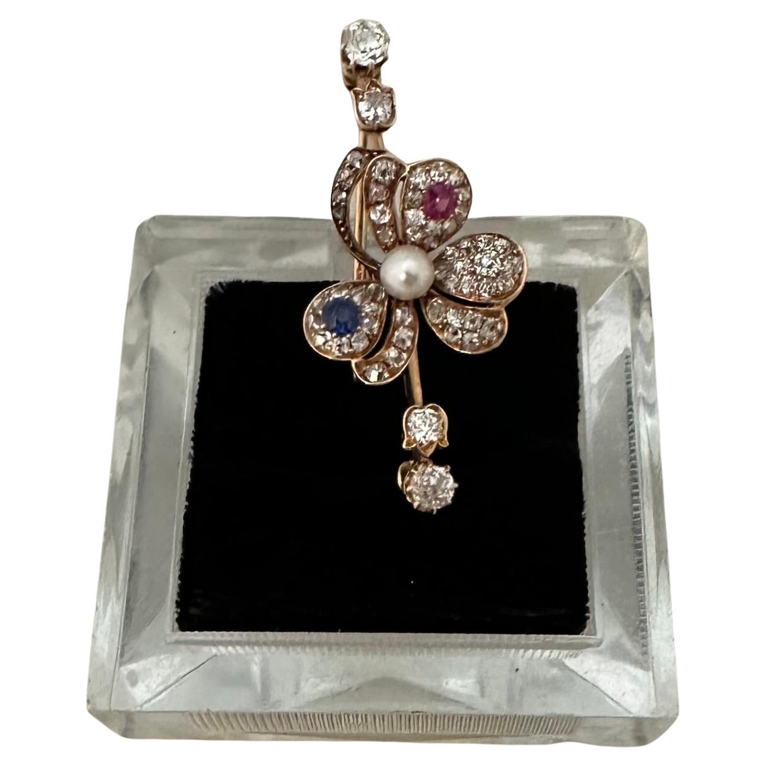 This stunning early 20th century Continental 18K gold lapel pin is beautiful & is artistically crafted with a stylish clover motif suitable for either male or female use. This vintage pin is embellished with these wonderful jewels: sparkling