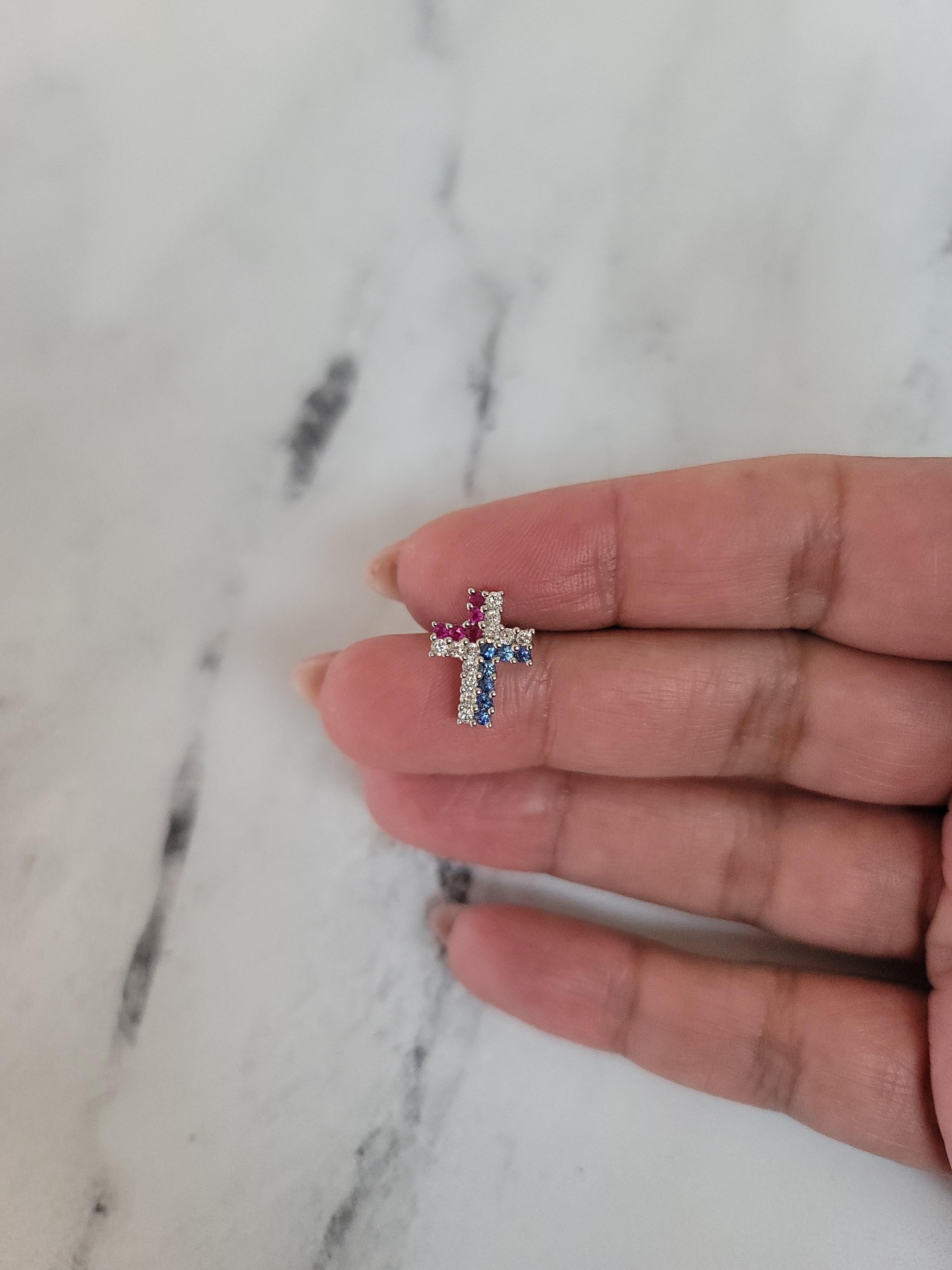 Taille ronde Collier croix en or blanc 14k avec diamants, rubis et saphirs en vente