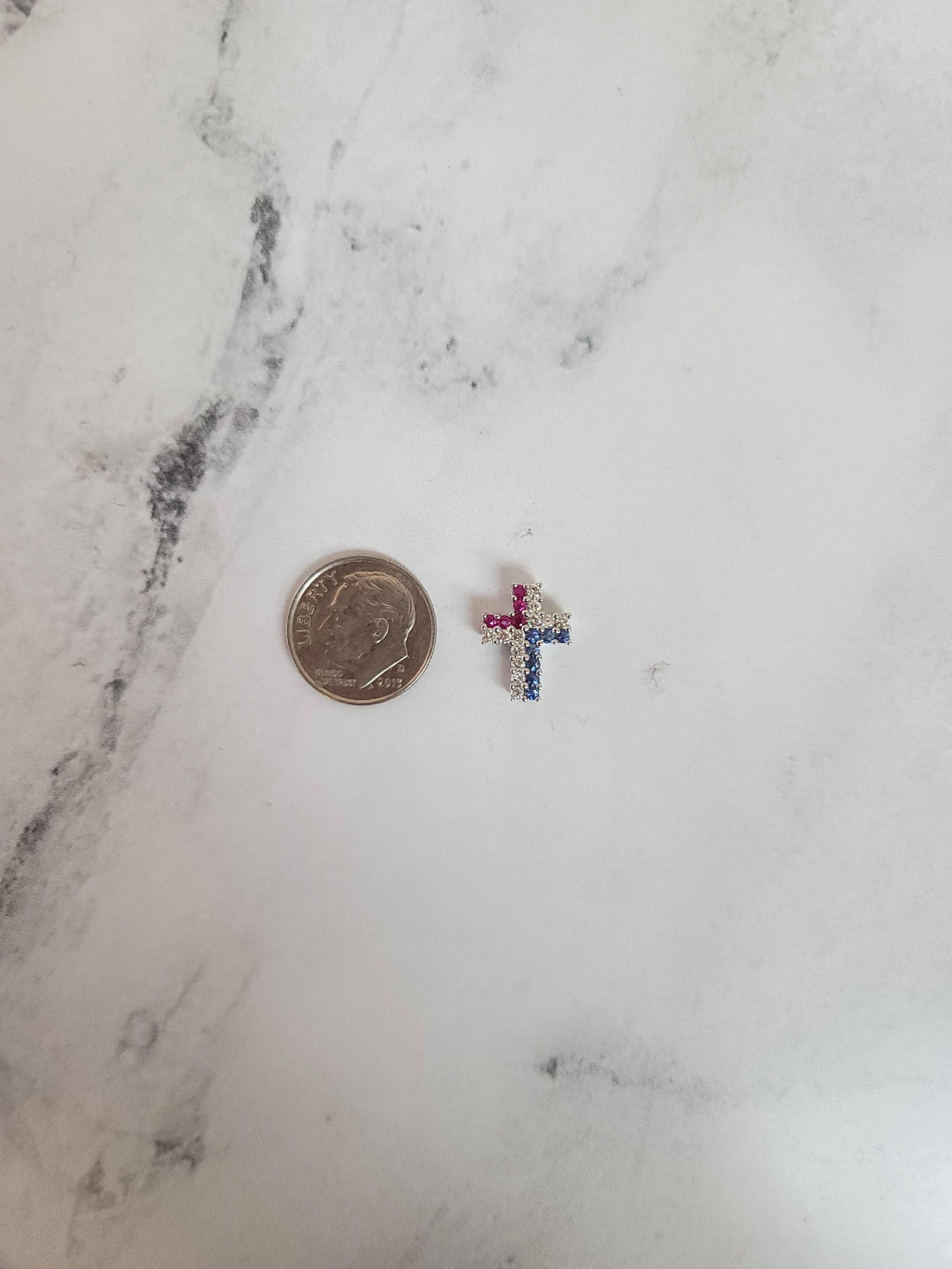 Collier croix en or blanc 14k avec diamants, rubis et saphirs Neuf - En vente à Sugar Land, TX