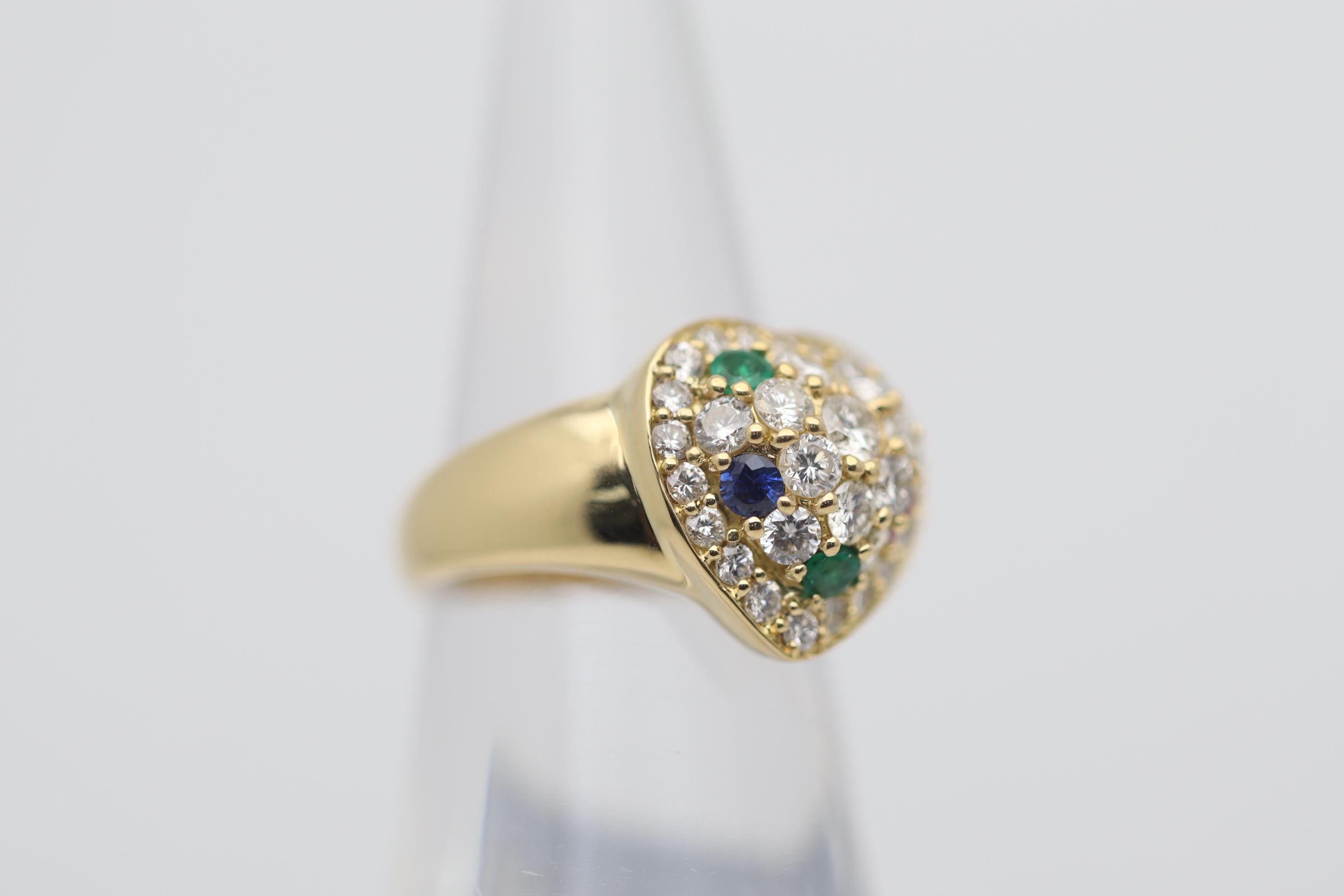 Taille ronde Bague en or avec motif en forme de coeur, diamant, rubis, saphir et émeraude en vente