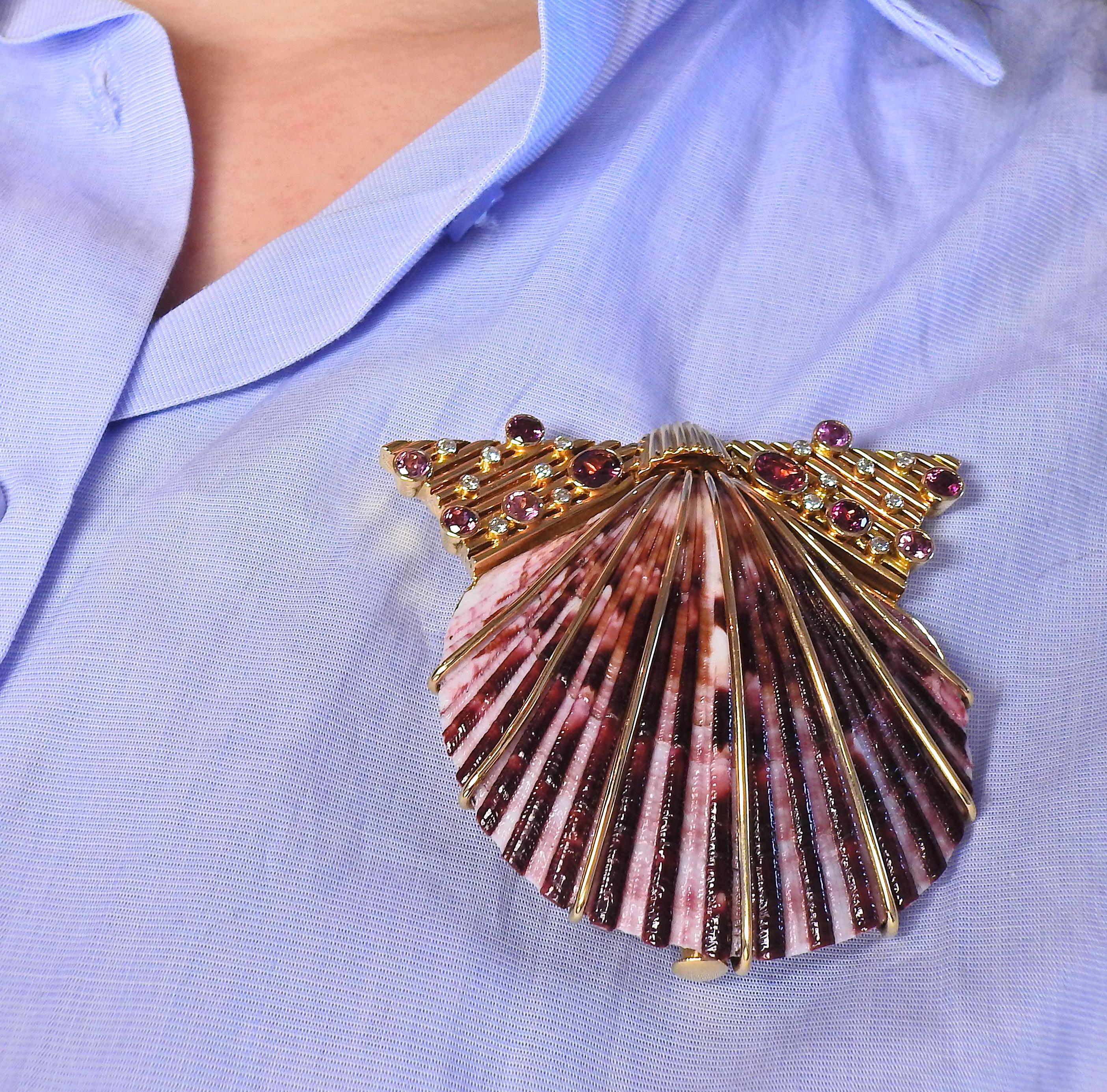 Diamond Ruby Shell Gold Brooch Pin In Excellent Condition For Sale In New York, NY