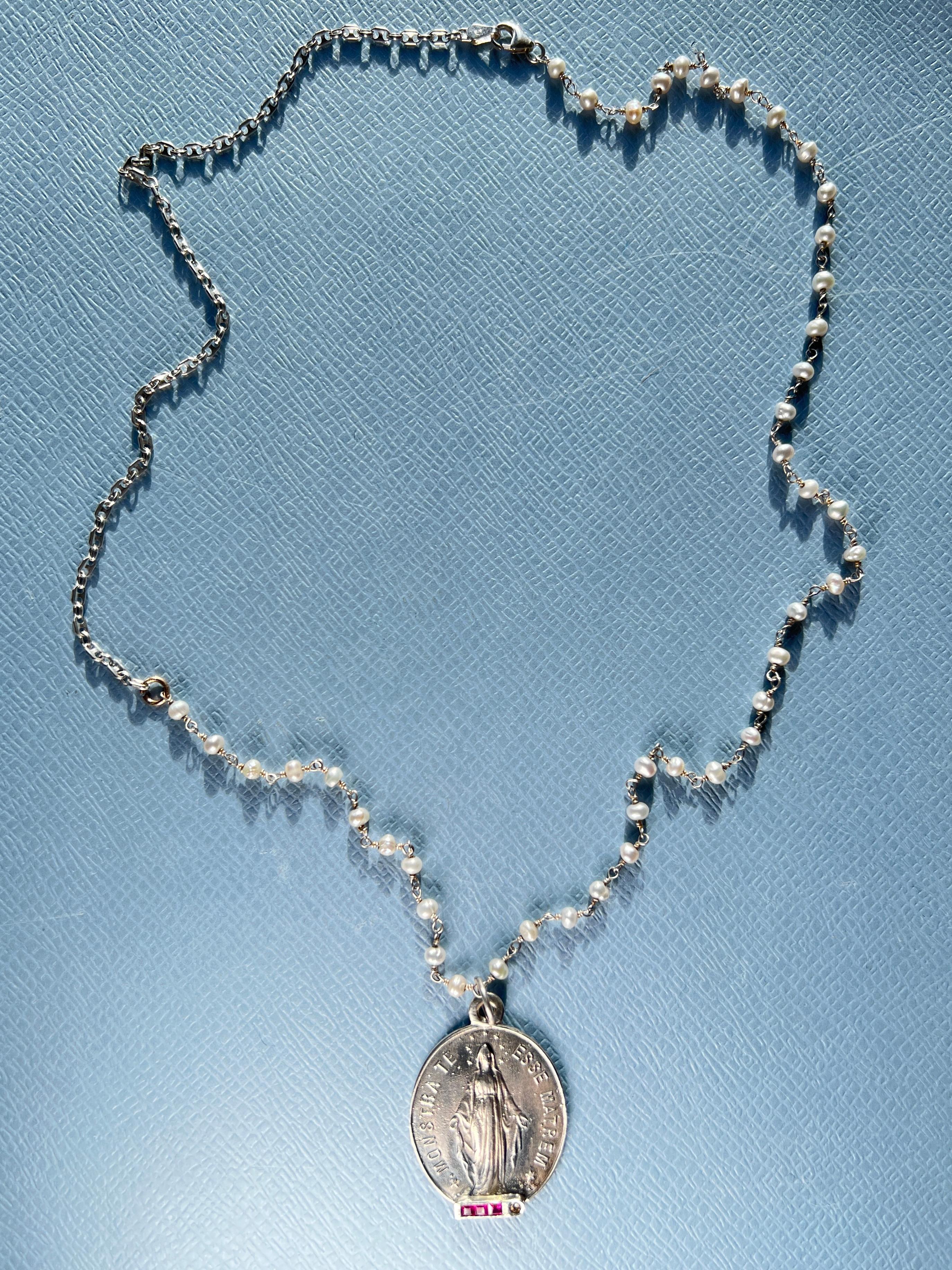 Collar Medalla Diamante Rubí Plata 

Diamante Rubí Plata Medalla Virgen María Rosario Collar de Perlas

Cadena  Perla Rosario en Plata,
Medalla de Plata con Rubí y Diamante Blanco

Los símbolos o medallas pueden convertirse en una poderosa