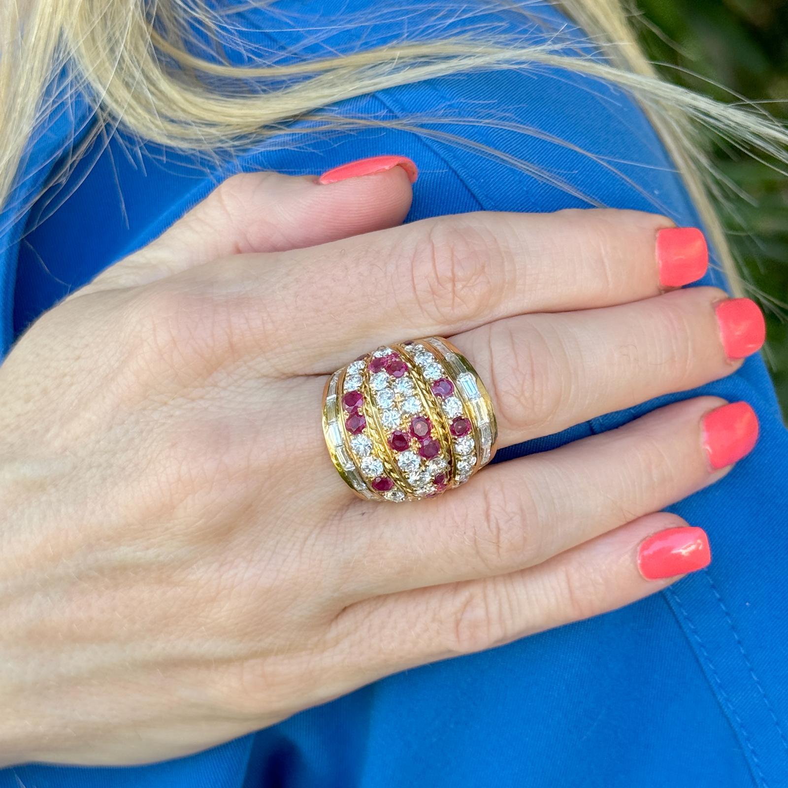 Offrez-vous un luxe intemporel avec cette exquise bague vintage en or jaune 18 carats. Ce large anneau comporte six rangs ornés de rubis et de diamants en alternance, créant un contraste saisissant de couleurs riches et d'étincelles brillantes. Les