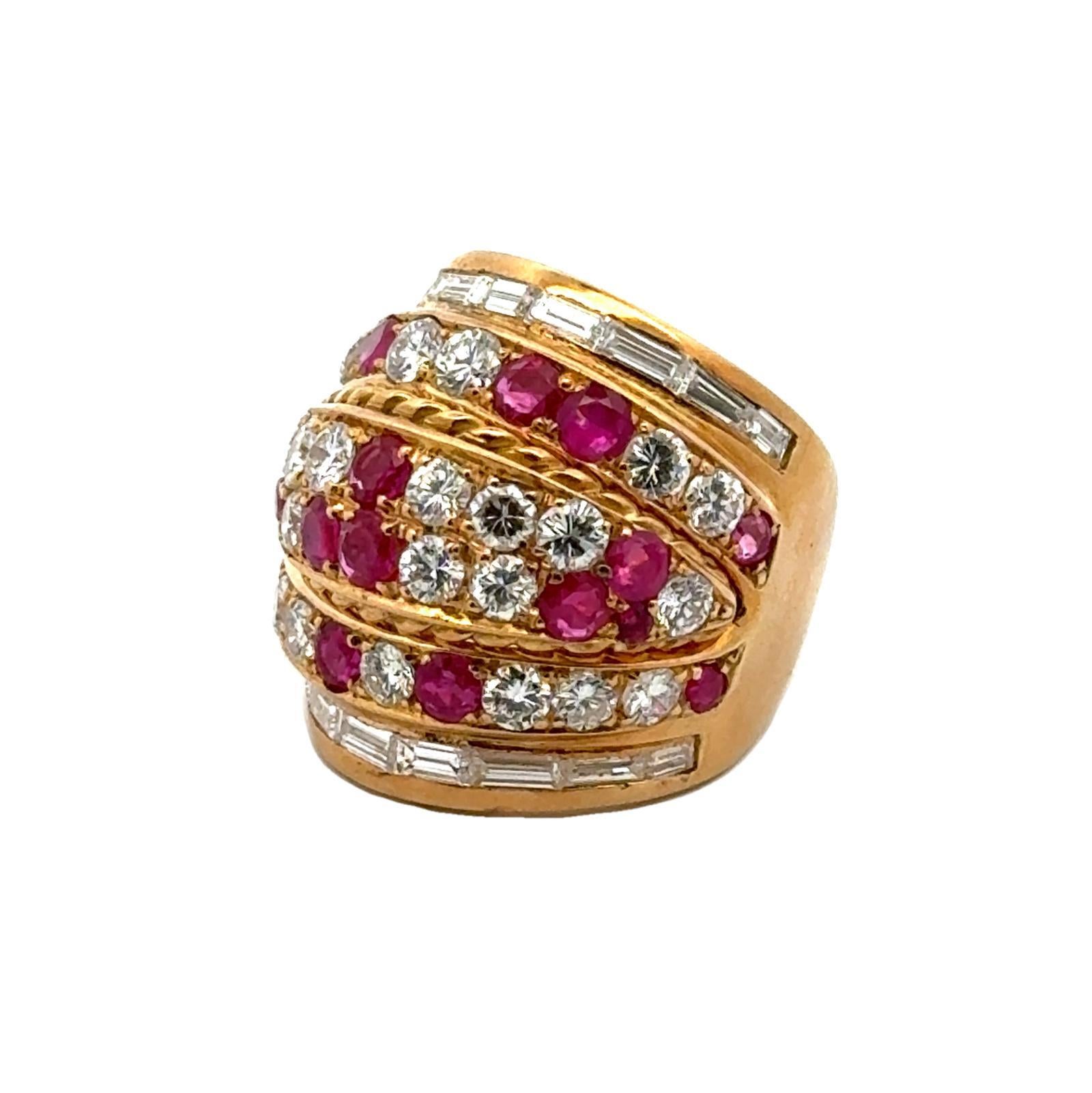 Moderne Bague large à six rangées de diamants, rubis et or jaune 18 carats en vente