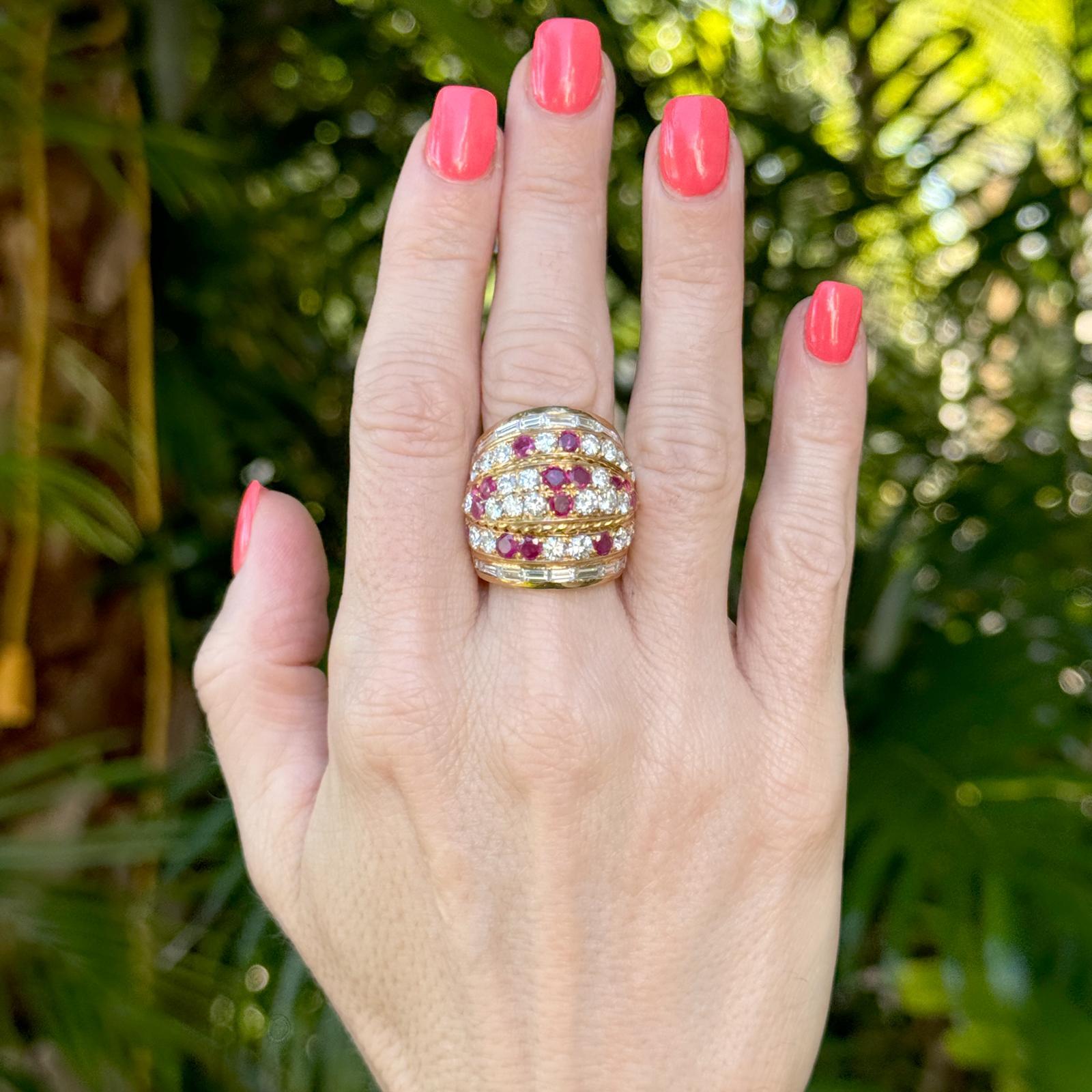 Taille ronde Bague large à six rangées de diamants, rubis et or jaune 18 carats en vente