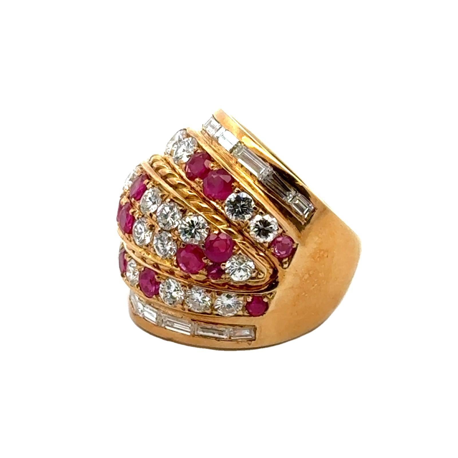 Bague large à six rangées de diamants, rubis et or jaune 18 carats Excellent état - En vente à Boca Raton, FL
