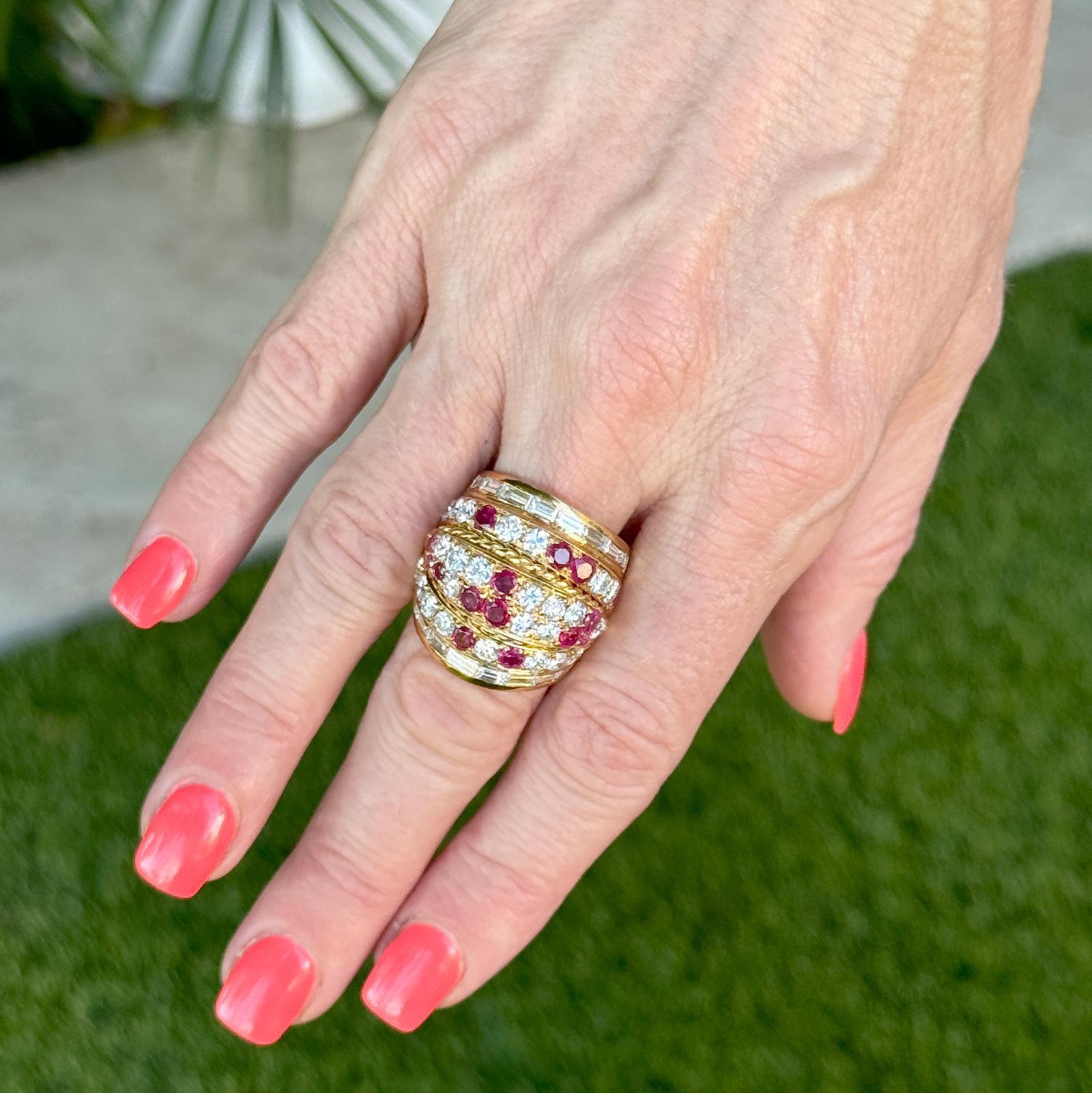 Bague large à six rangées de diamants, rubis et or jaune 18 carats Pour femmes en vente
