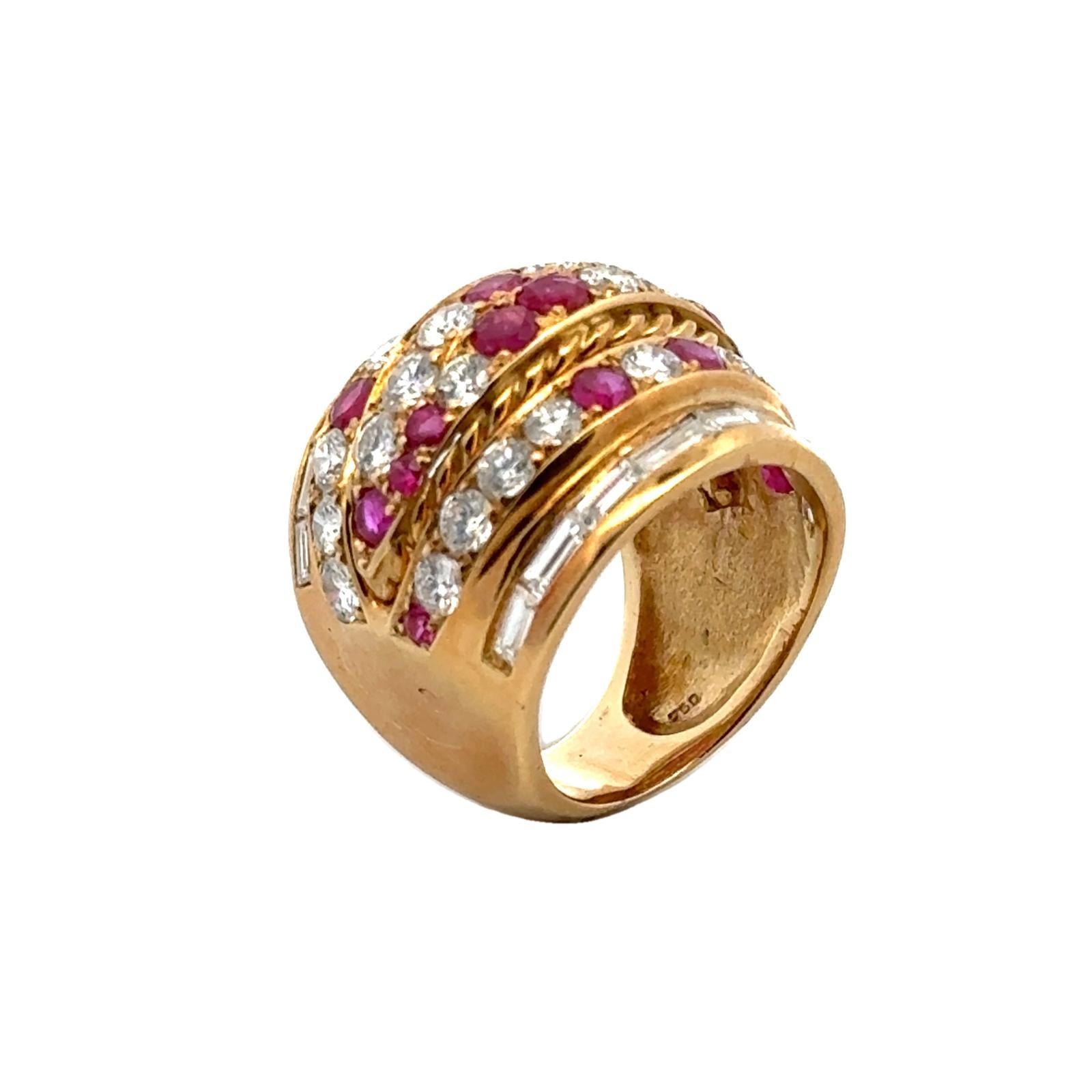 Bague large à six rangées de diamants, rubis et or jaune 18 carats en vente 1