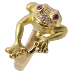 Diamond Ruby Textured-Gold Frog Ring