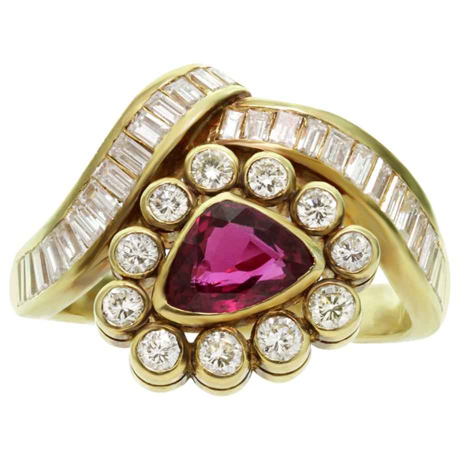 Diamond Ruby Triangle 18k Yellow Gold Ring, Sz 7 For Sale