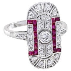 Anillo de oro blanco calado de diamantes y rubíes de inspiración vintage y estilo eduardiano