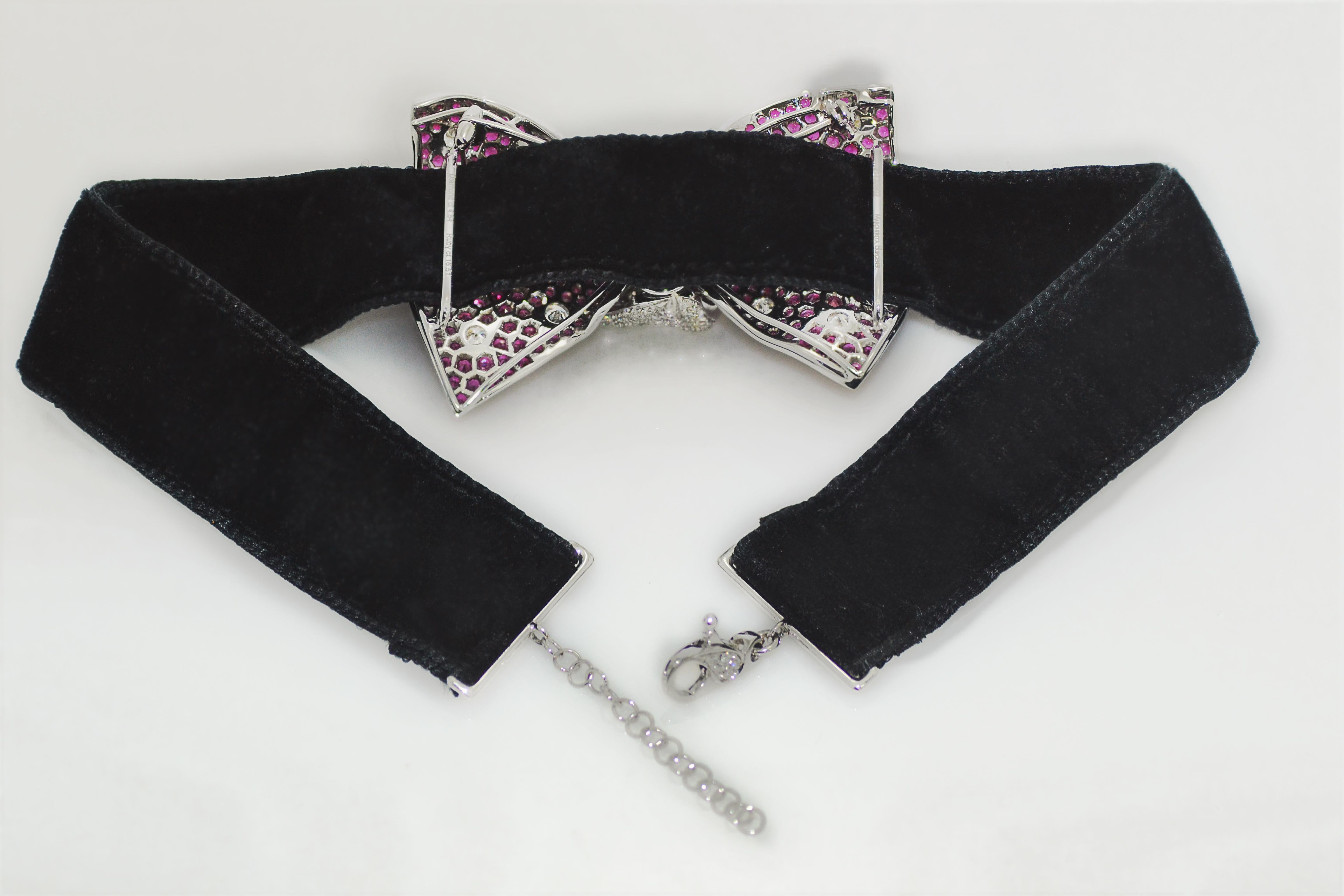 Broche de oro blanco con diamantes y rubíes Hecho a mano en Italia Broche con lazo de papillon Contemporáneo en venta