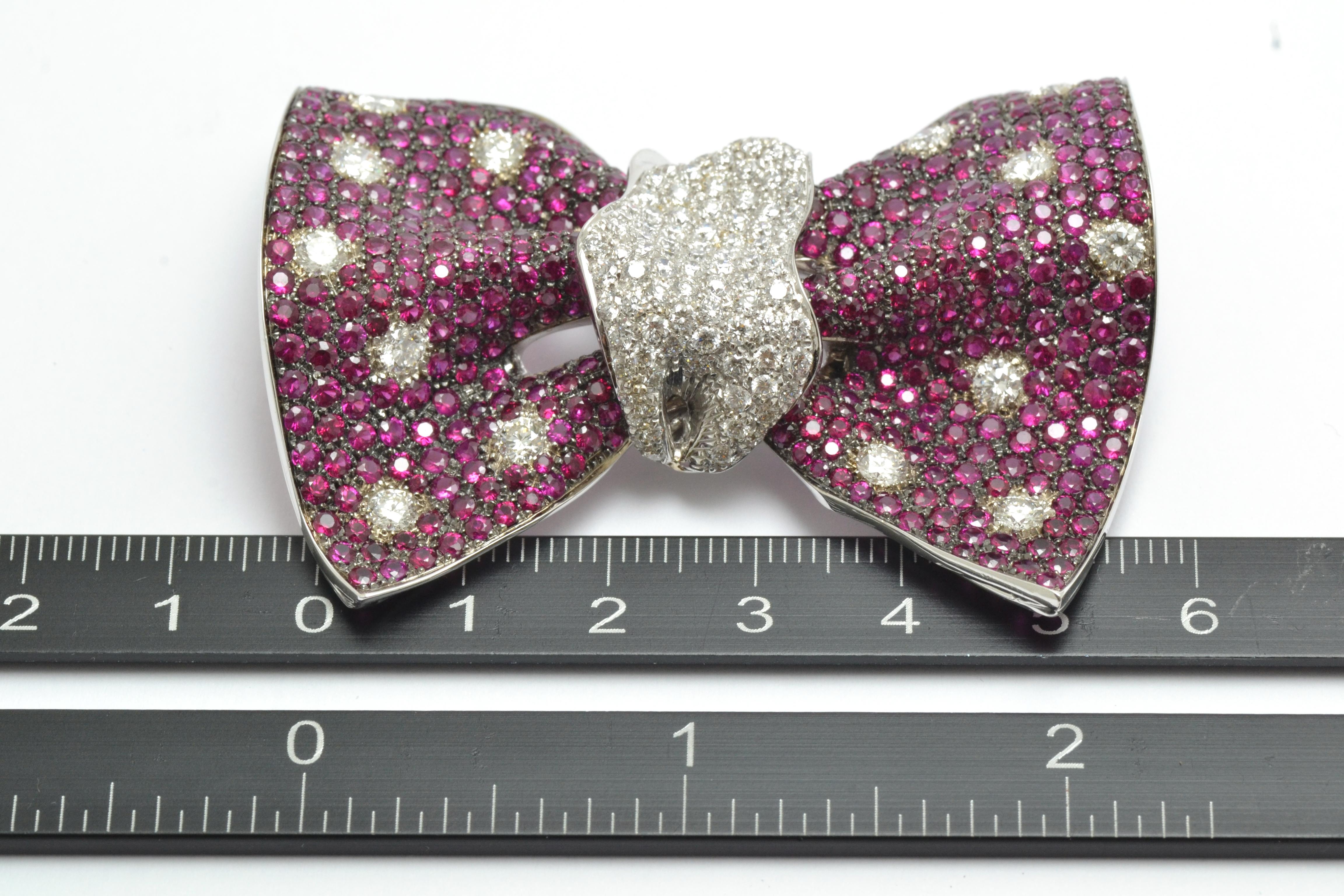 Broche de oro blanco con diamantes y rubíes Hecho a mano en Italia Broche con lazo de papillon en venta 2
