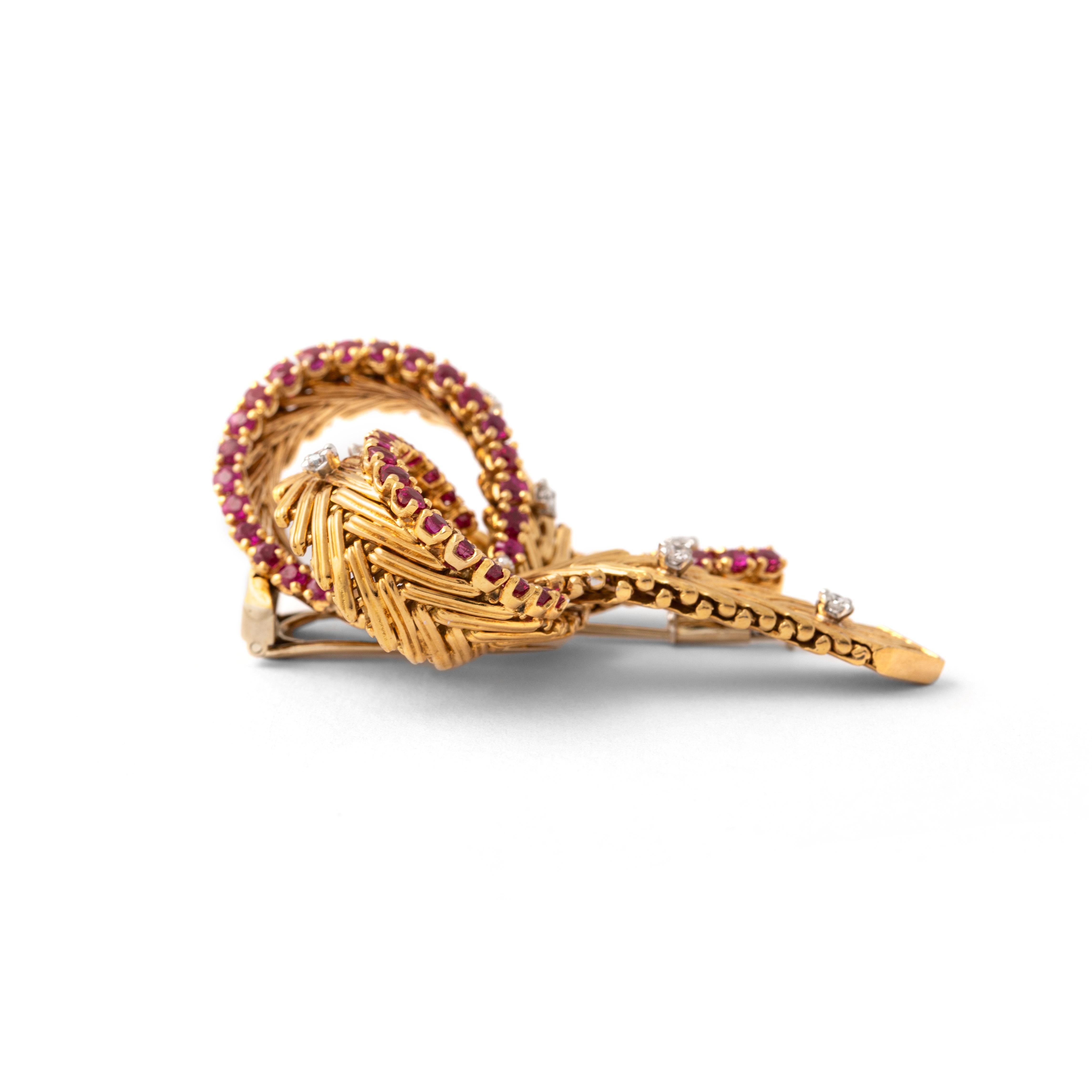 da uomo o donna Spilla in oro giallo 18 carati con diamante e rubino 1960S in vendita