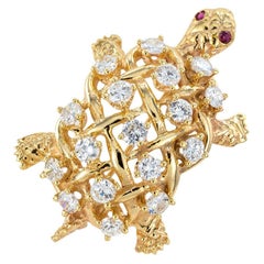 Schildkrötenbrosche aus Gelbgold mit Diamant und Rubin