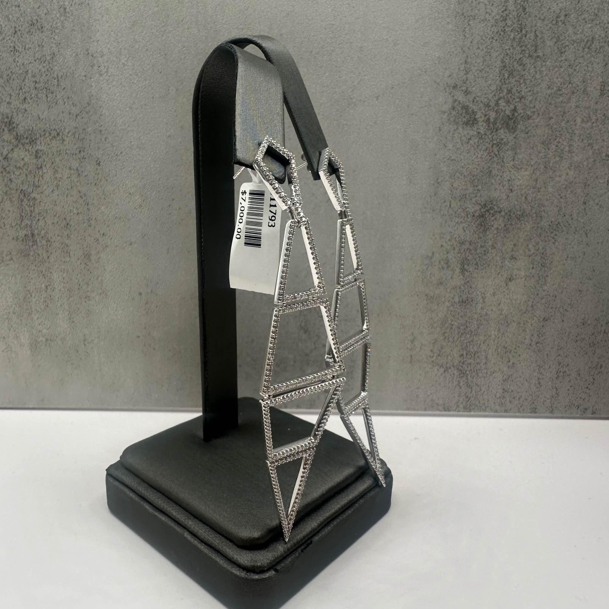 Questi splendidi orecchini con diamanti in oro bianco 10 carati presentano 1,50 carati di diamanti naturali HI SI-I1 con taglio singolo rotondo, che offrono uno splendore abbagliante e un design audace ed elegante. Con un'altezza di 3,5 pollici,