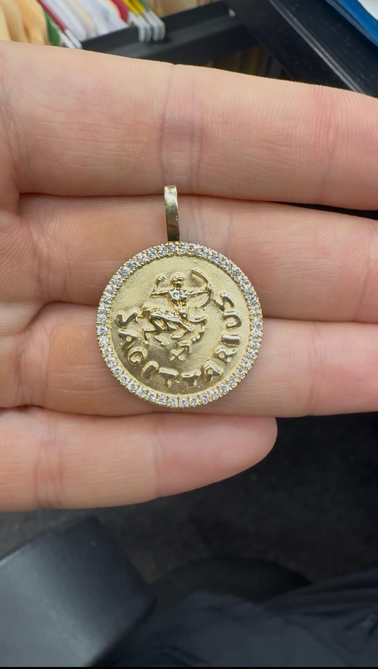 Un médaillon du Zodiac audacieux et significatif, réalisé en or jaune 14 carats, présentant le symbole de l'archer centaure du Sagittaire en relief sculpté. Encadré d'un brillant halo de diamants pour un éclat et une sophistication accrus - une