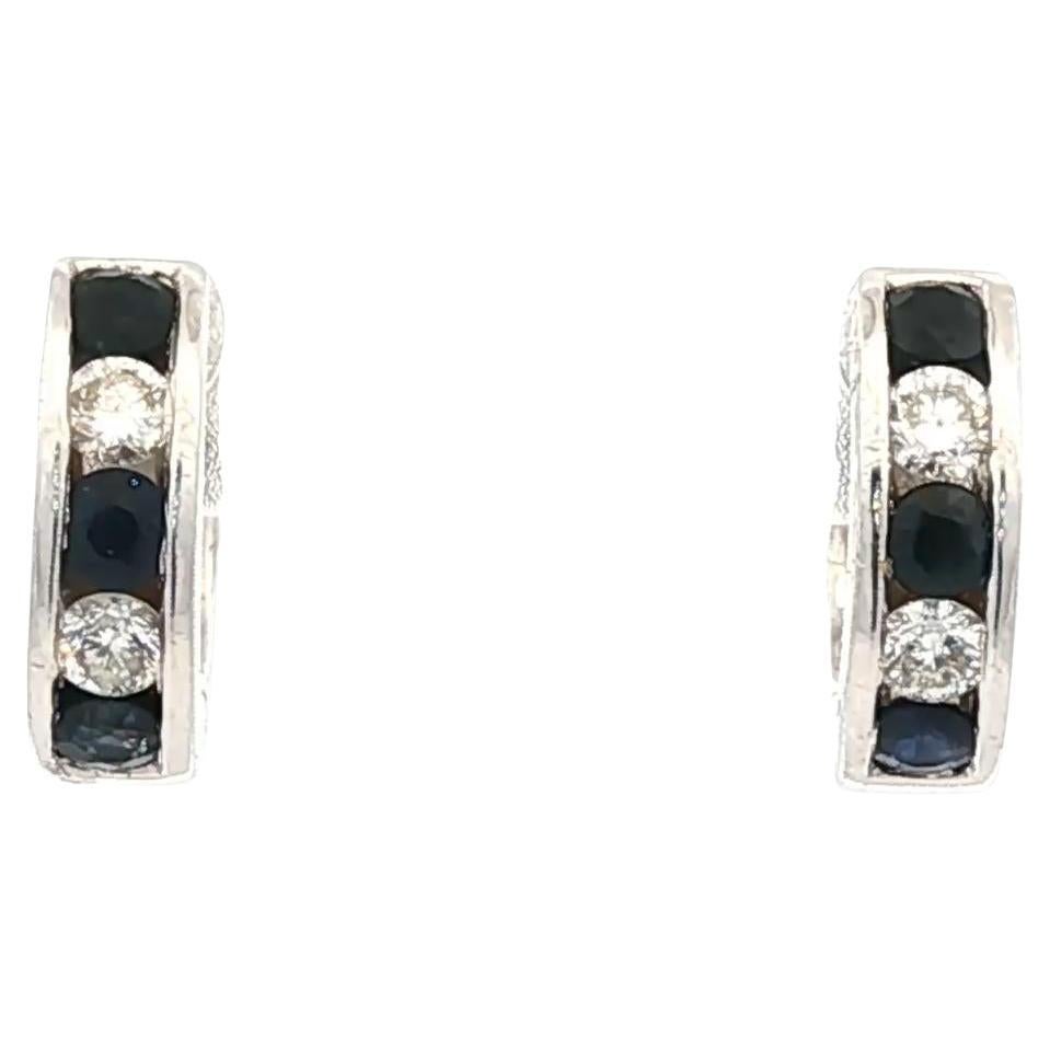 Orecchini moderni a cerchio con diamante e zaffiro in oro bianco 14 kt.