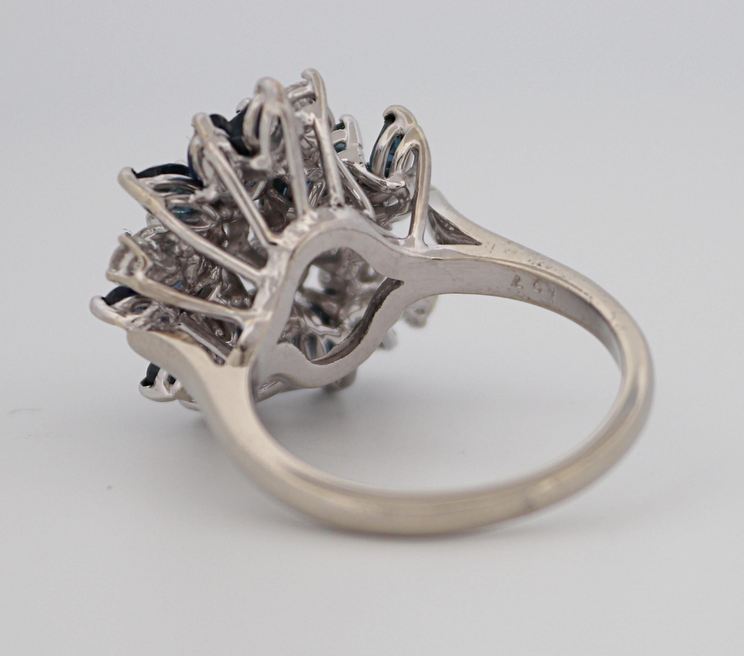 Diamant-, Saphir-Cluster-Ring aus 14 Karat Weißgold im Angebot 7