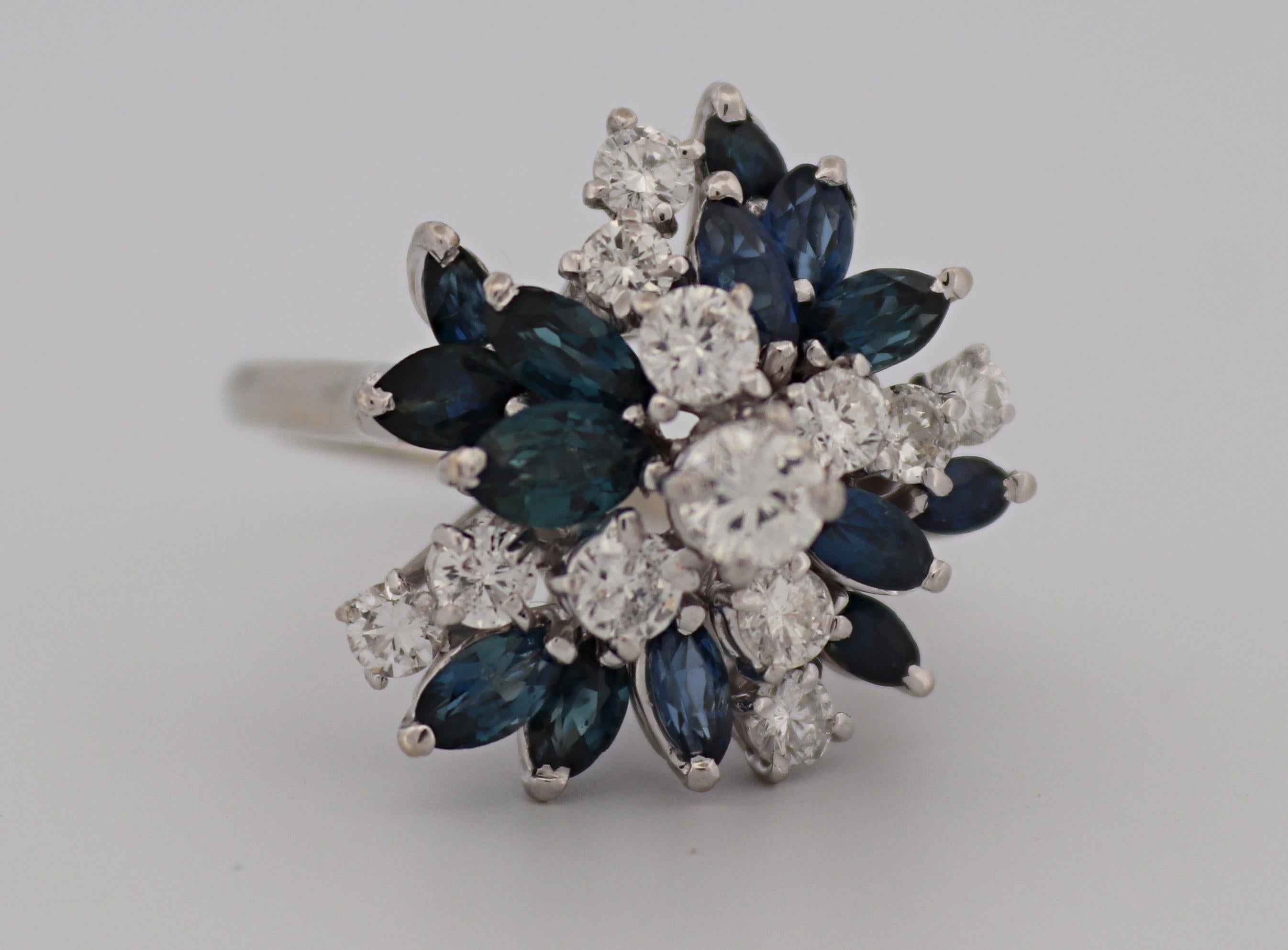 Diamant-, Saphir-Cluster-Ring aus 14 Karat Weißgold im Angebot 11