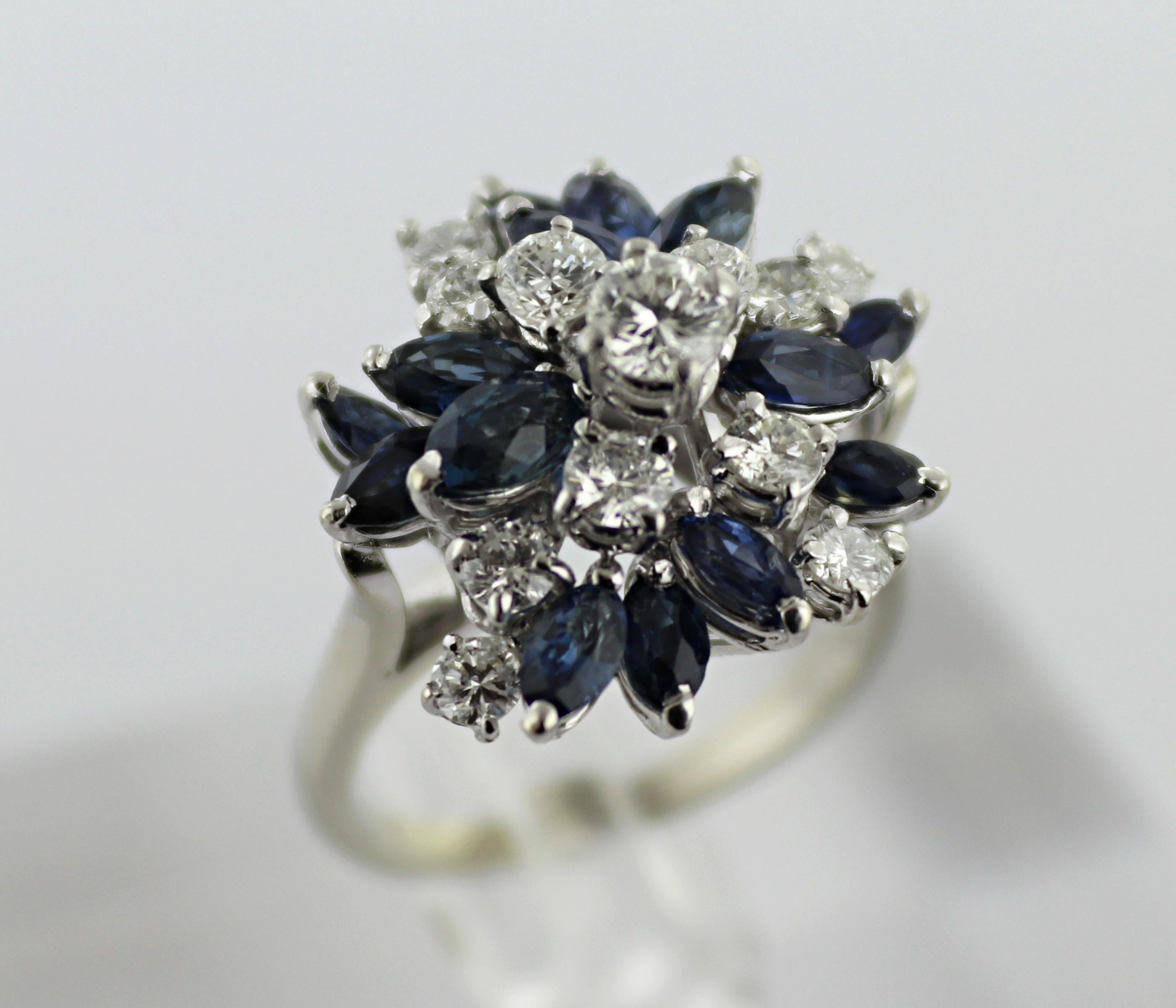 Diamant-, Saphir-Cluster-Ring aus 14 Karat Weißgold (Kunsthandwerker*in) im Angebot