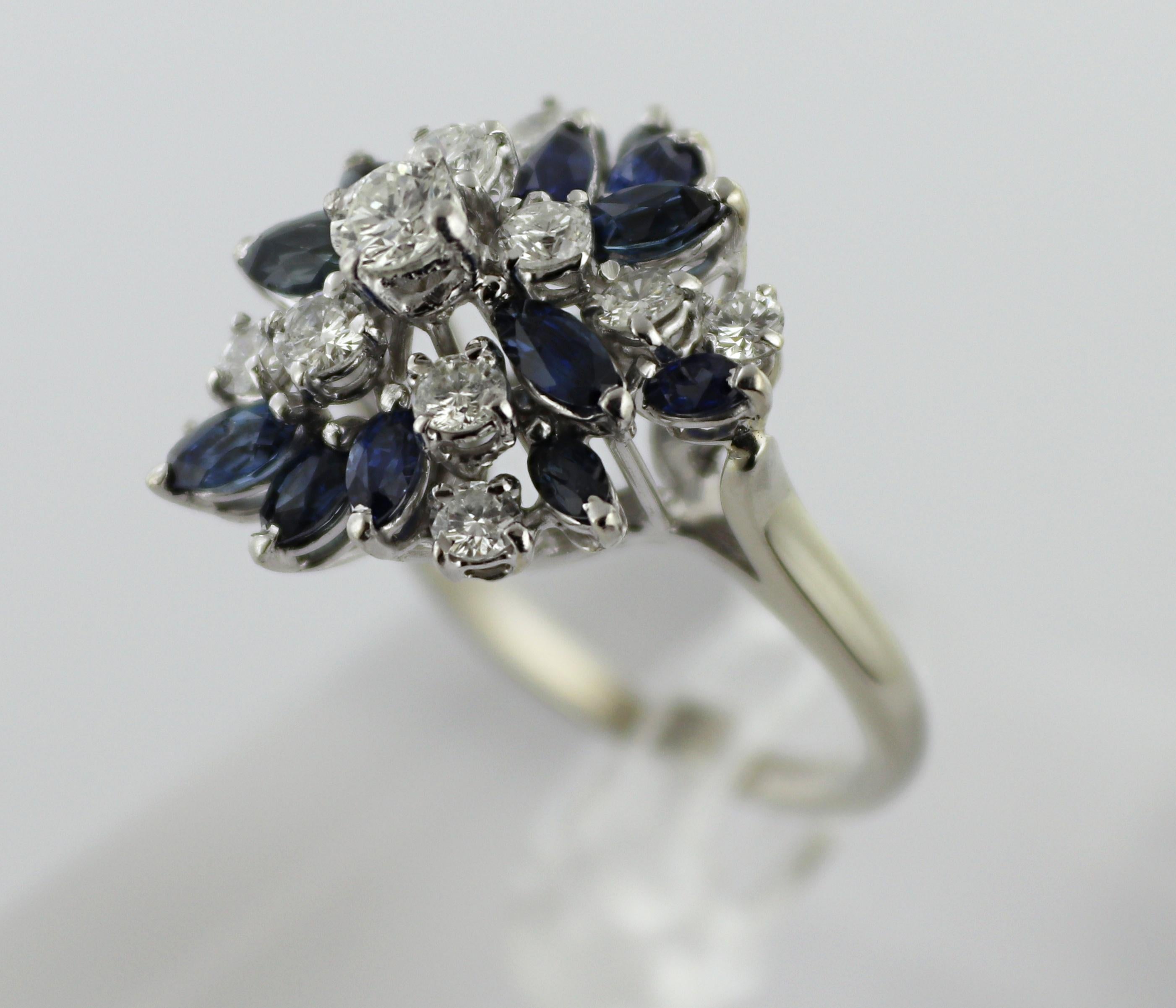 Diamant-, Saphir-Cluster-Ring aus 14 Karat Weißgold (Gemischter Schliff) im Angebot