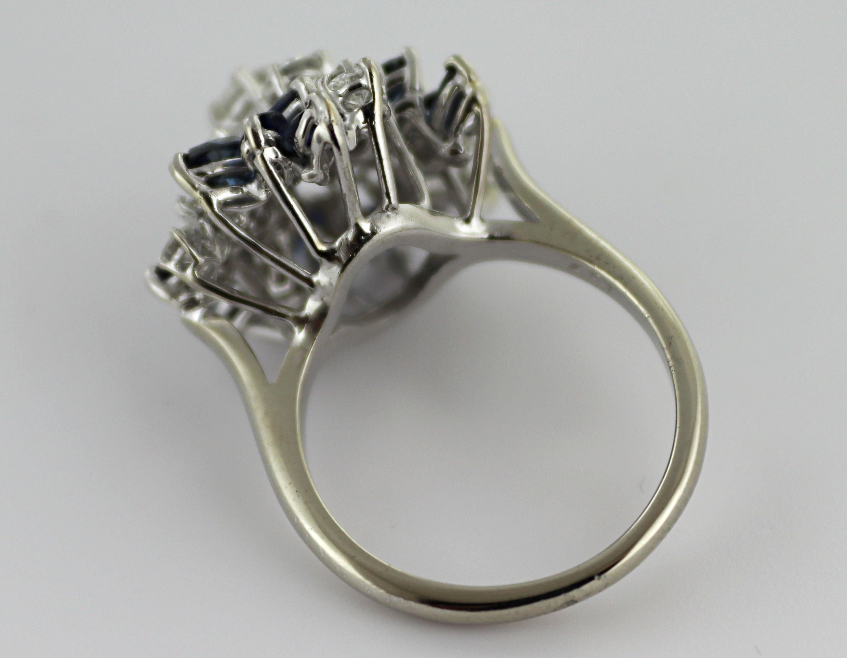 Diamant-, Saphir-Cluster-Ring aus 14 Karat Weißgold im Zustand „Gut“ im Angebot in Pleasant Hill, CA