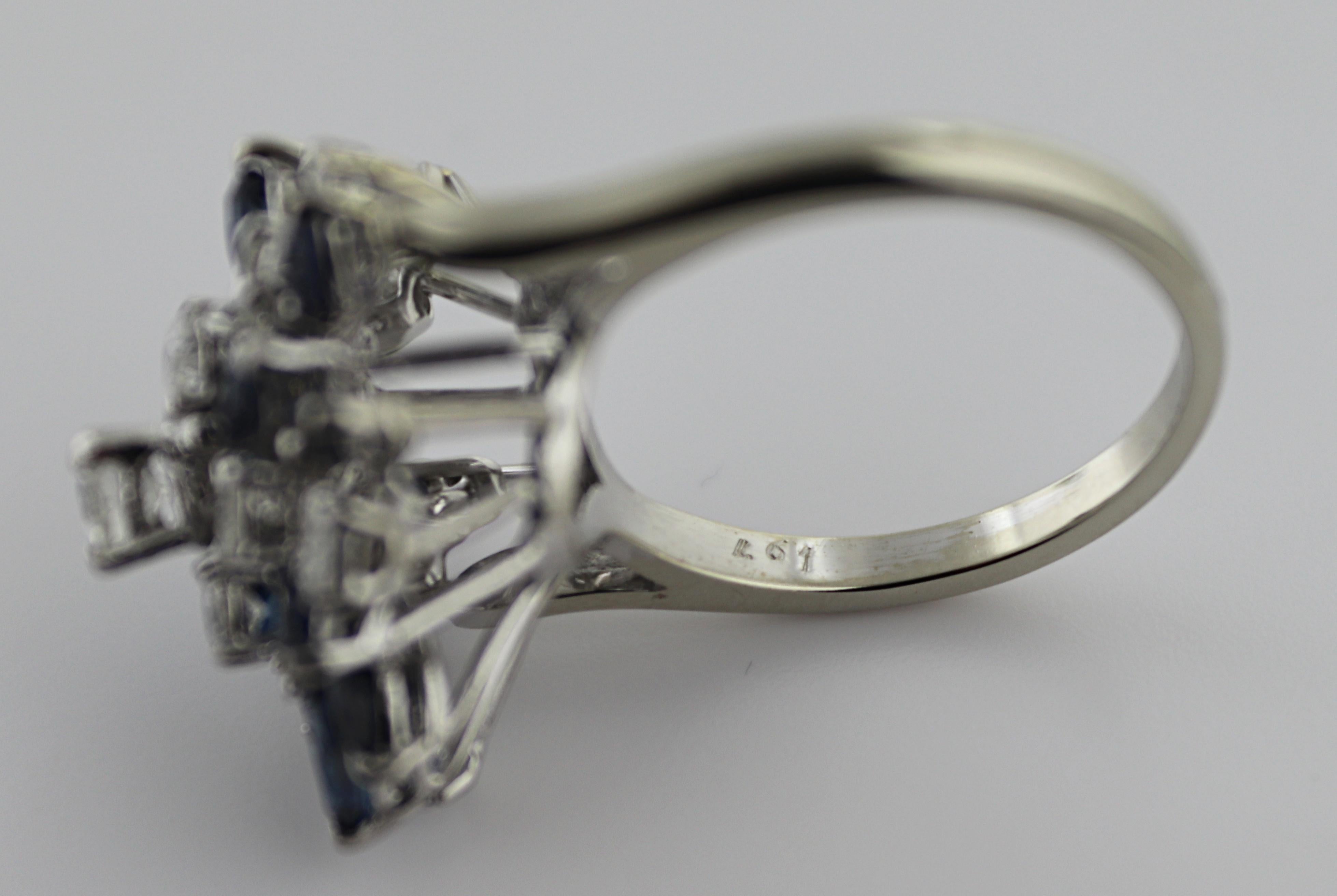 Diamant-, Saphir-Cluster-Ring aus 14 Karat Weißgold im Angebot 1