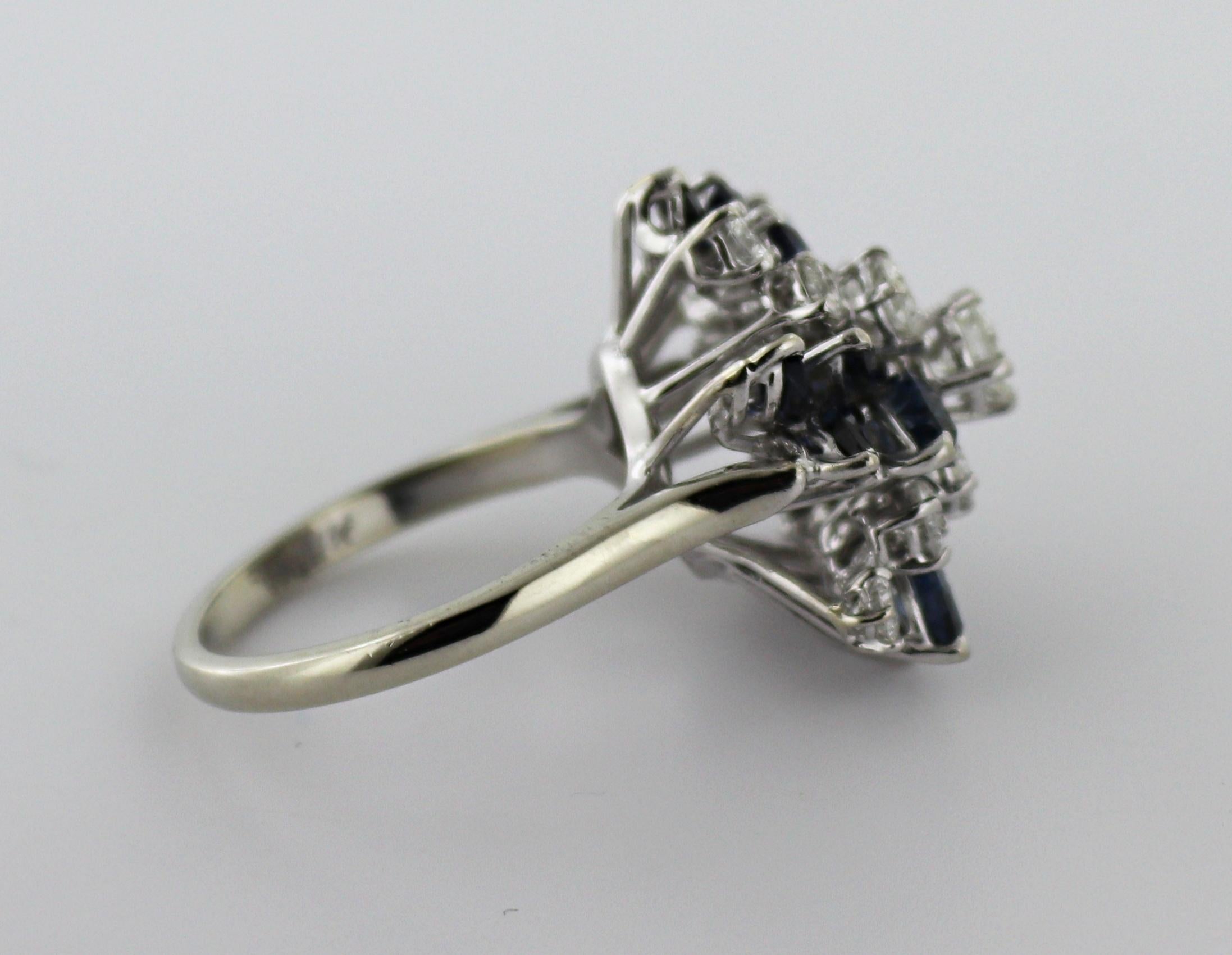 Diamant-, Saphir-Cluster-Ring aus 14 Karat Weißgold im Angebot 2