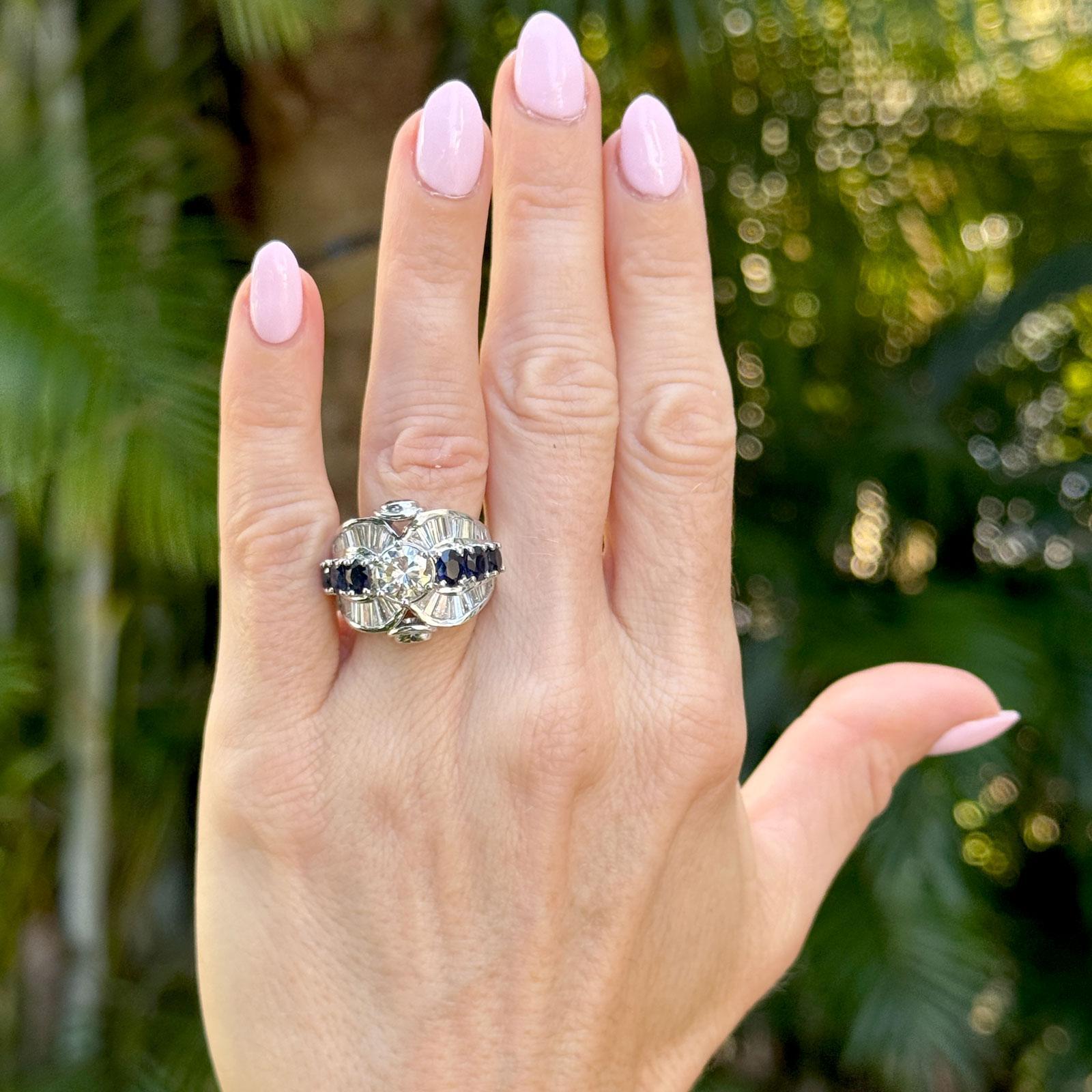 Dieser Cocktailring aus 18 Karat Weißgold ist eine auffallende Mischung aus Vintage-Eleganz und kühner Raffinesse. In seiner Mitte befindet sich ein zertifizierter runder Diamant im Brillantschliff von 1,49 Karat (Farbe J, Reinheit VS2, GIA