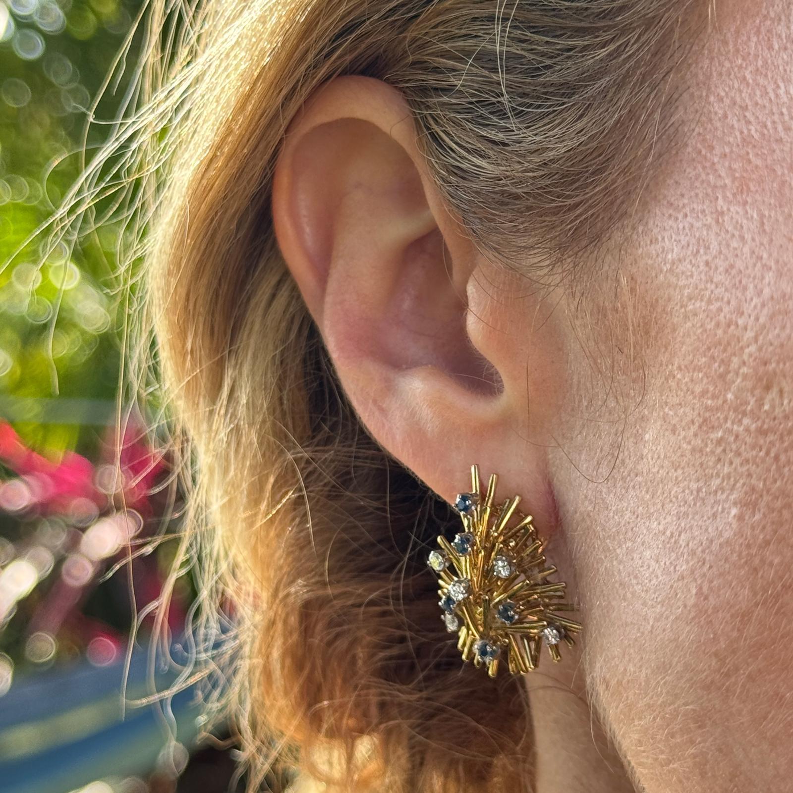 Contemporain Boucles d'oreilles en or jaune 18 carats avec diamant et saphir en vente