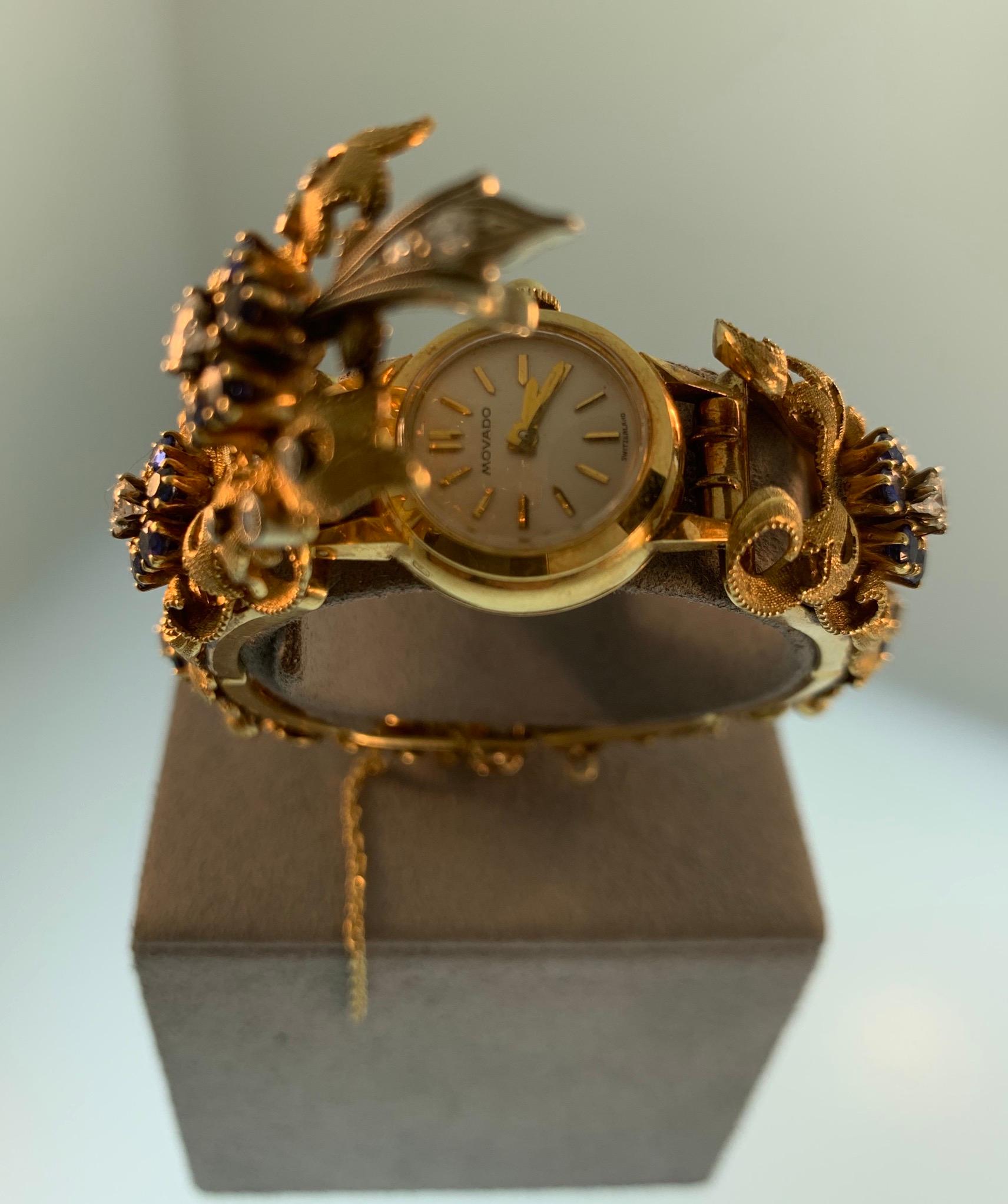 Movado Armbanduhr aus 18 Karat gebürstetem Gold mit Diamanten und Saphiren (Kunsthandwerker*in)