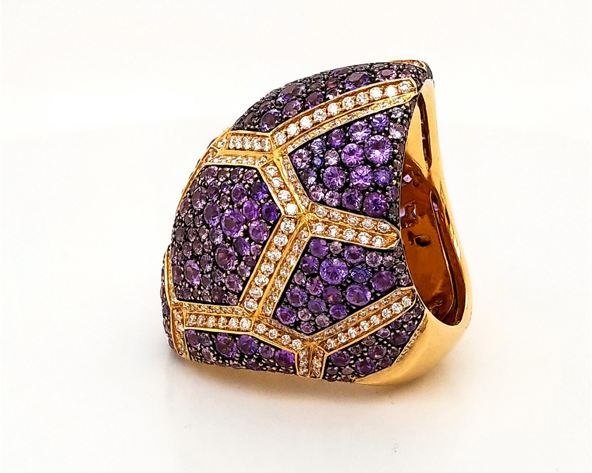 A stunning cocktail ring made my Italian jewelry maker company Palmiero. 
The ring is featuring 8.91 carats of sapphires and 1.86 carats of diamonds.
Mounted in 18K yellow gold weighing 28.13 grams. 
Size 7.
Retail price of the ring is US$25,948.
