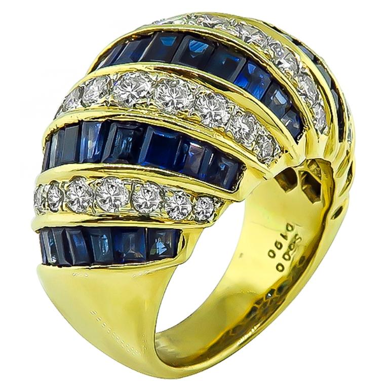 Cette magnifique bague en or jaune 18 carats est sertie de diamants ronds étincelants pesant 1,90 ct. de couleur H et de pureté VS. Les diamants sont accentués par de jolis saphirs taille baguette qui pèsent 6,00ct. Le haut de l'anneau mesure 16 mm