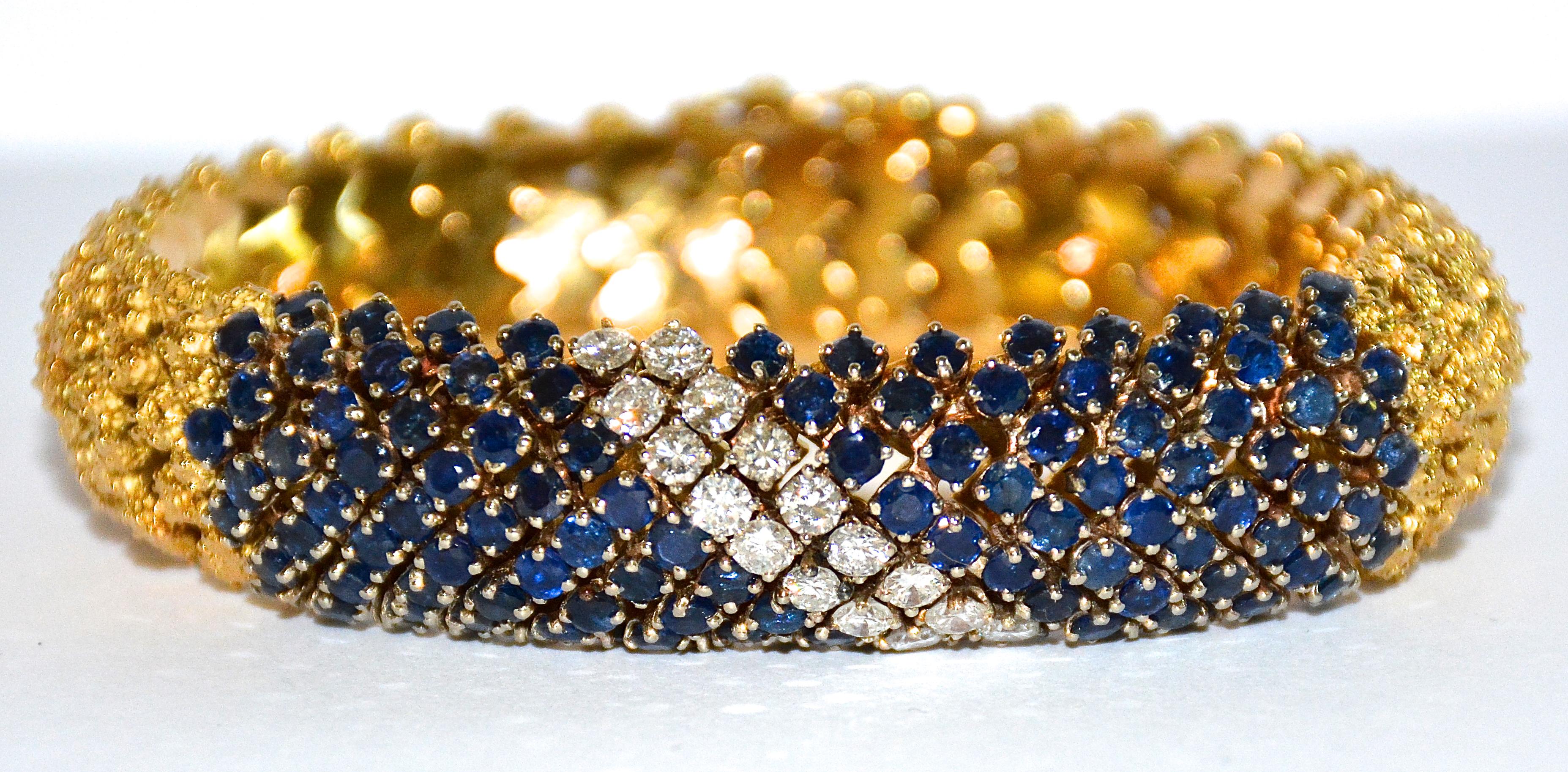 Le bracelet à maillons souples est centré sur deux rangées diagonales de 18 diamants ronds de taille brillant pesant au total environ 1,80 carats, de couleur H-I et de pureté VS.

 Souligné de chaque côté par un total de 100 saphirs de taille ronde