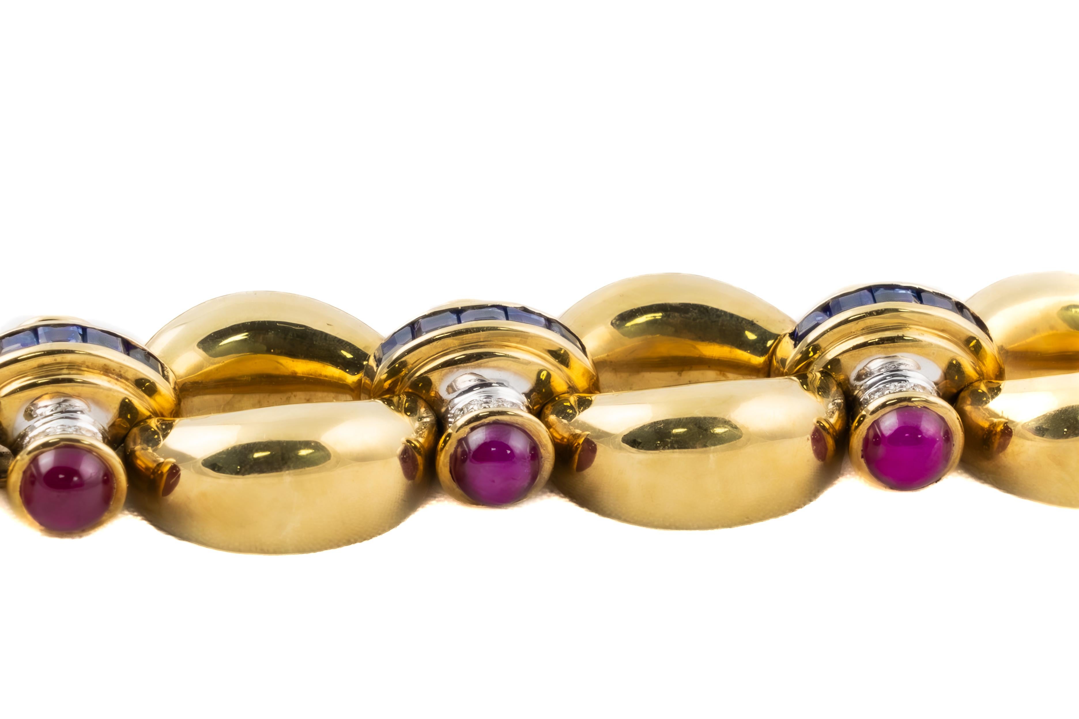 Gold Gliederhalskette mit Diamanten, Saphiren und Cabochon-Rubinen

Dieses majestätische Gliedercollier aus 18 Karat Gelbgold ist eine Sinfonie aus Opulenz und Raffinesse, mit einem eleganten Arrangement aus Cabochon-Rubinen, tiefblauen Saphiren und