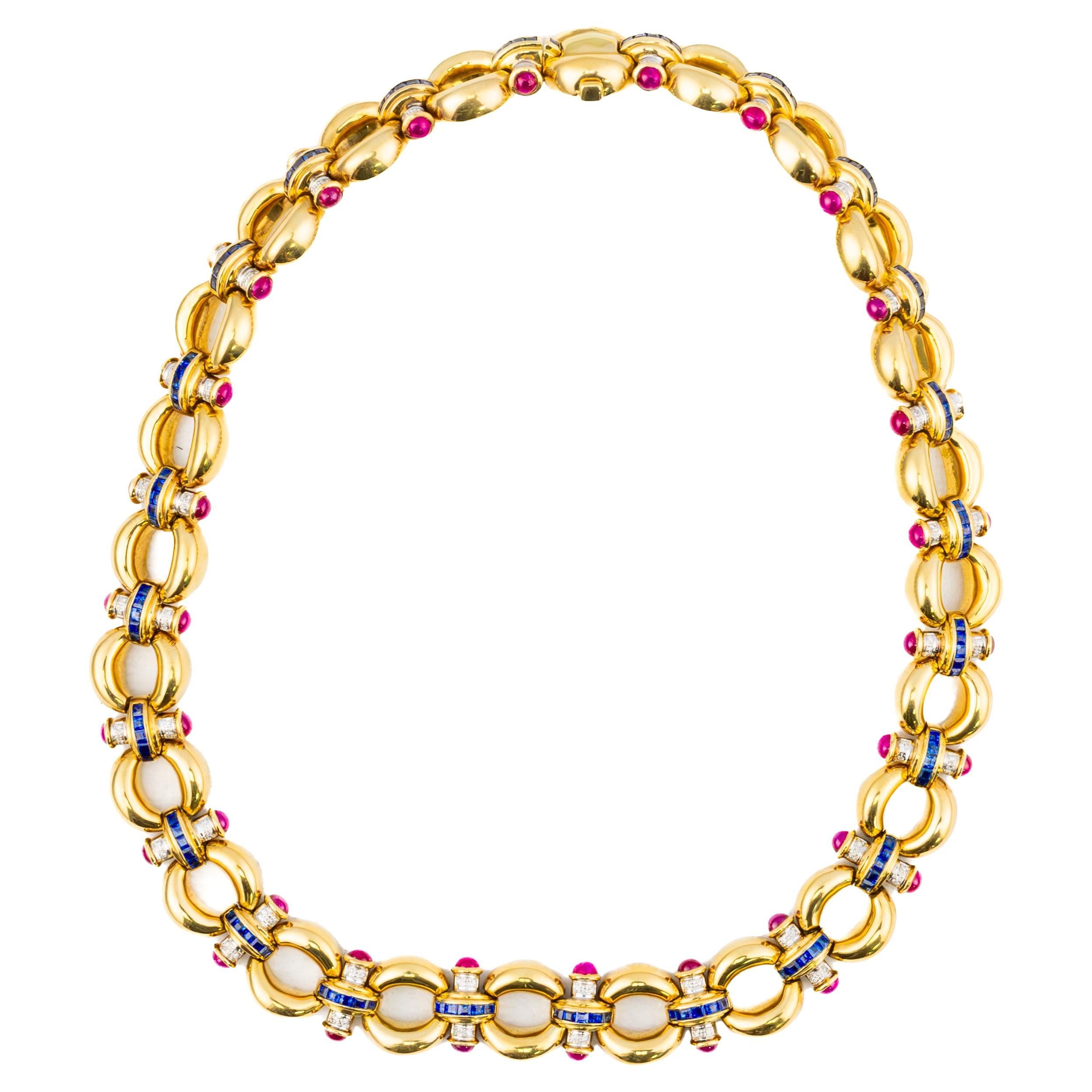 Collar de eslabones de oro con diamantes, zafiros y cabujones de rubí