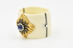 Diamant-, Saphir- und Perlen-Gold-Blumen-Akzent auf einem Bakelit-Armreif