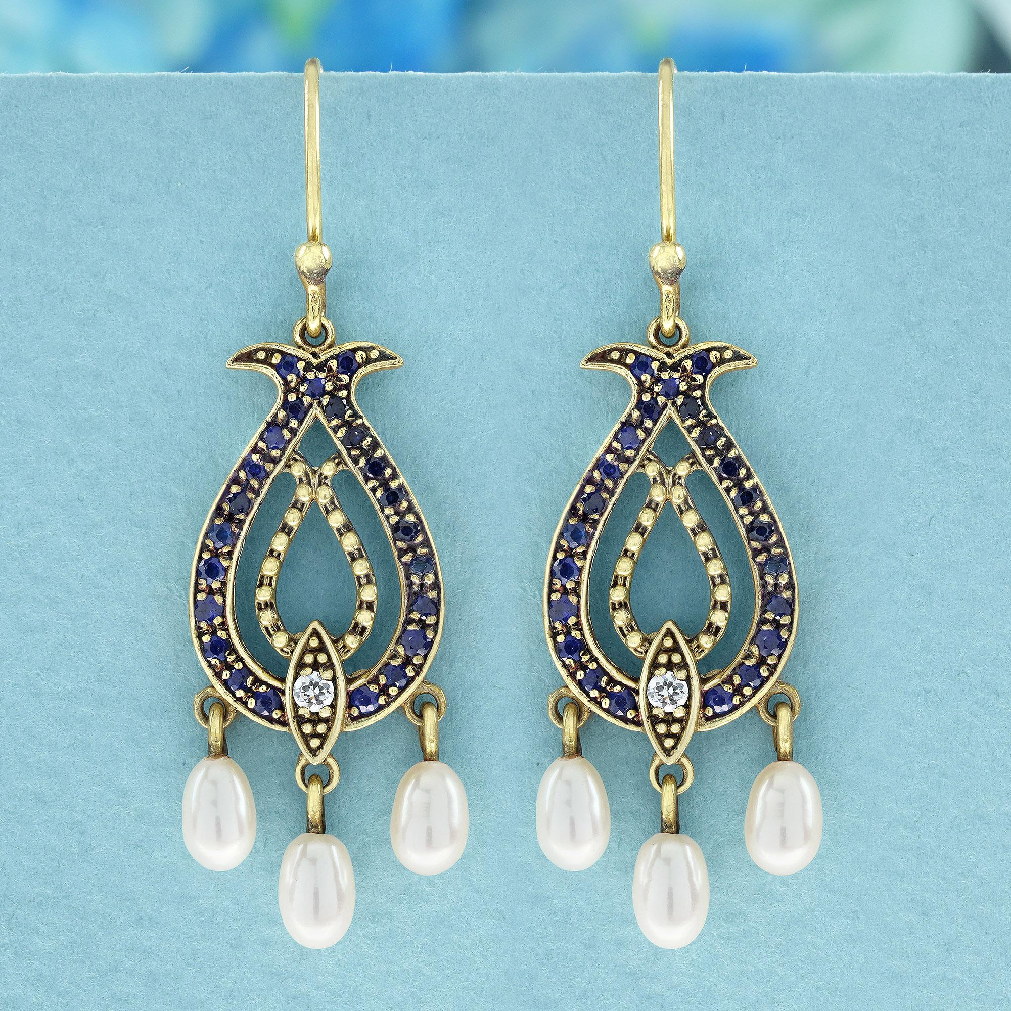 Diese Ohrringe sind ein wahres Zeugnis zeitloser Eleganz und Raffinesse. Die äußere Fassung ist mit tiefblauen Saphiren besetzt, die Weisheit und Treue symbolisieren, während schimmernde Perlen einen Hauch von Anmut und Weiblichkeit verleihen. Die